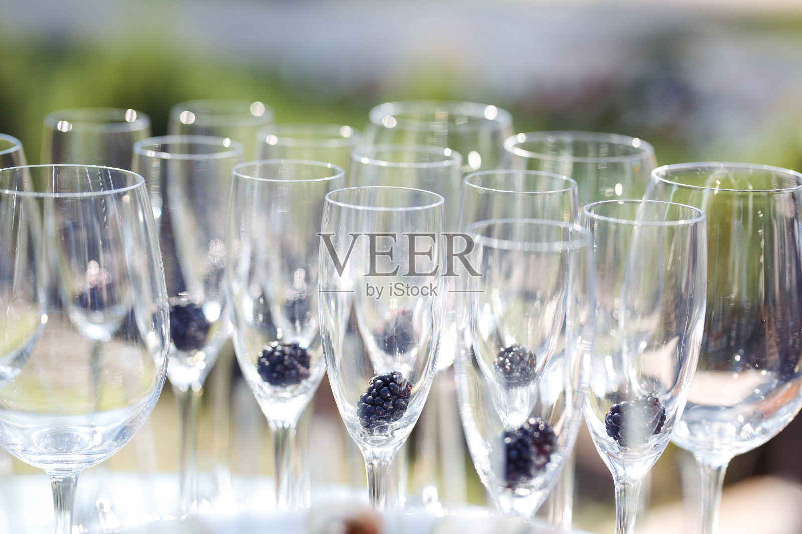 婚礼桌上的香槟酒杯。婚礼服务表。派对和节日庆祝概念照片摄影图片