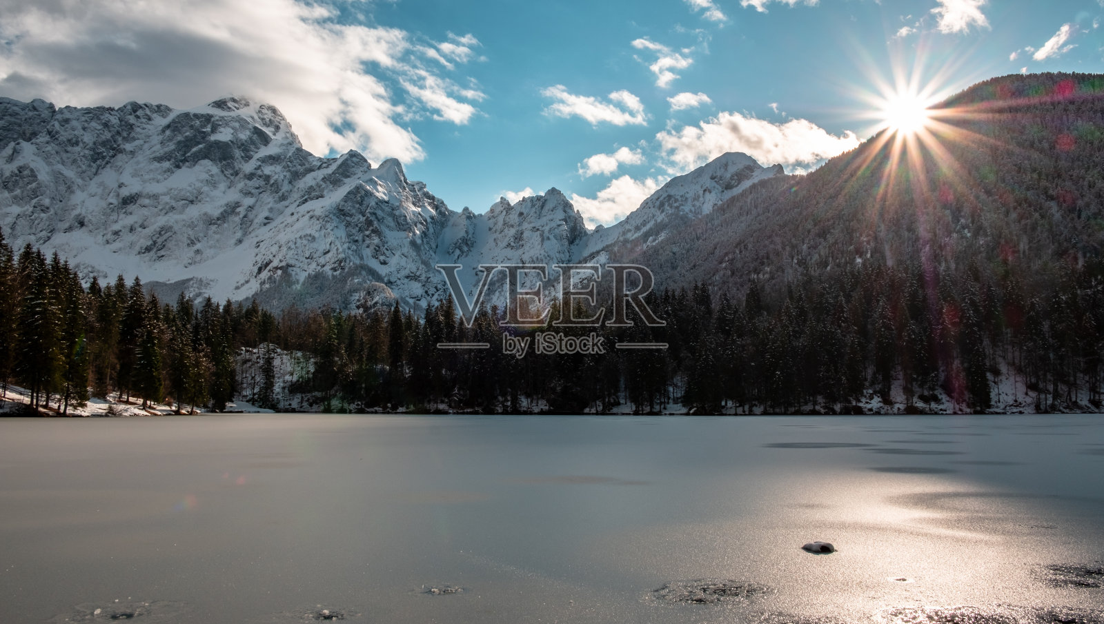 在一个阳光明媚的下午，冰冻的fusine湖，弗里利-威尼斯朱利亚，意大利照片摄影图片