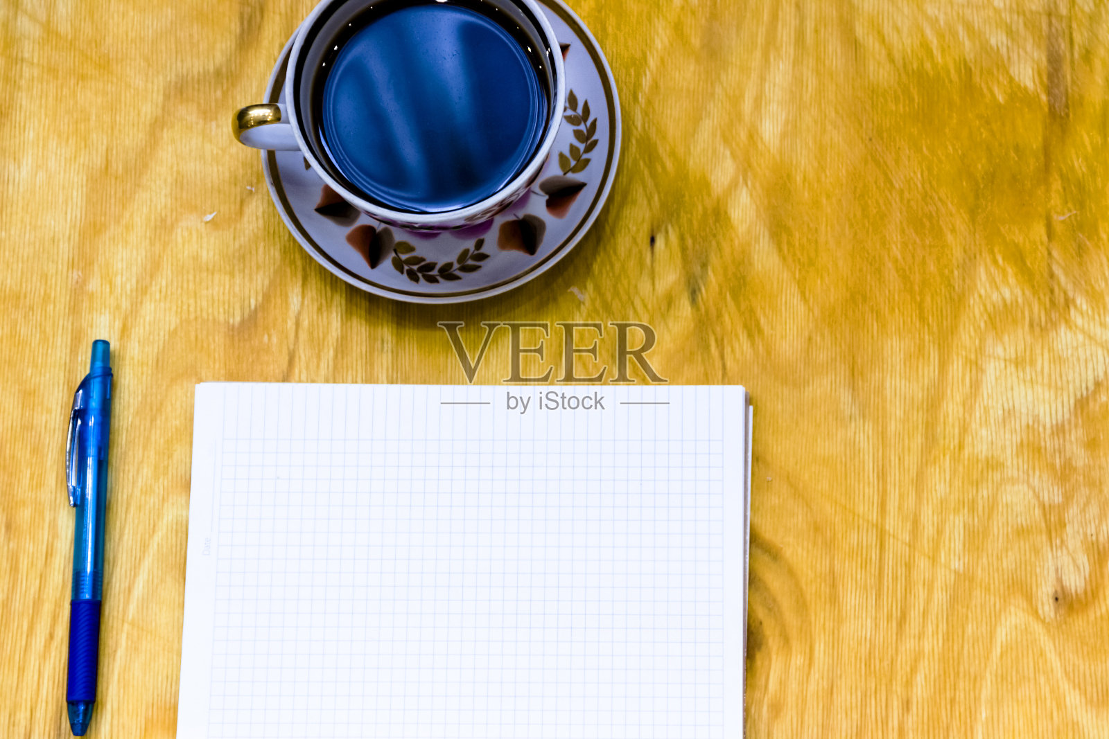 一杯咖啡和打开笔记本在木制的背景照片摄影图片