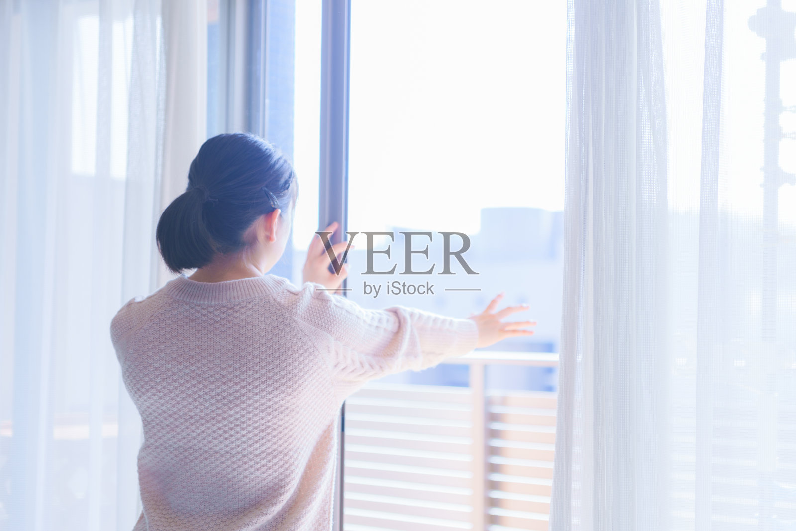 早晨阳光明媚，早早起床照片摄影图片