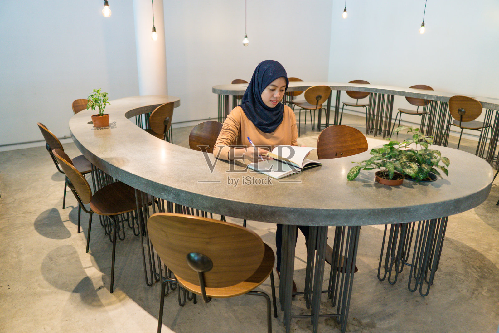 穆斯林职业女性兼顾多项任务和创业理念照片摄影图片