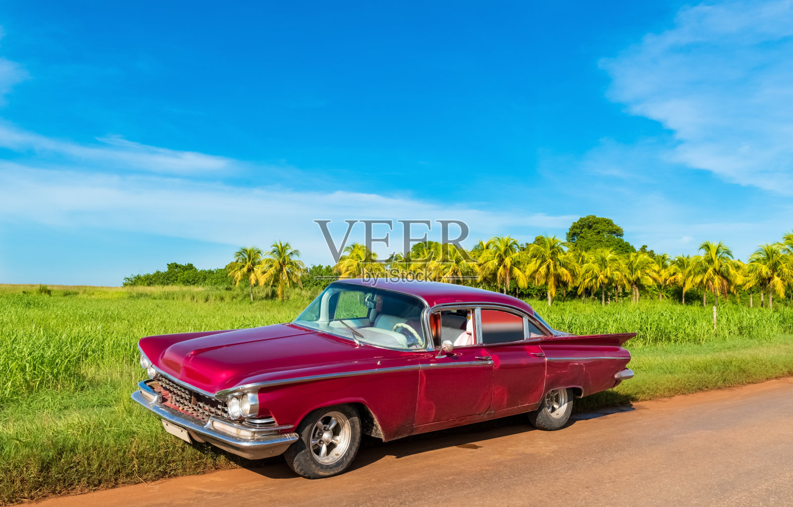 美国1959年产勃艮第葡萄酒的经典轿车停在古巴维拉克拉拉省的乡村公路上照片摄影图片