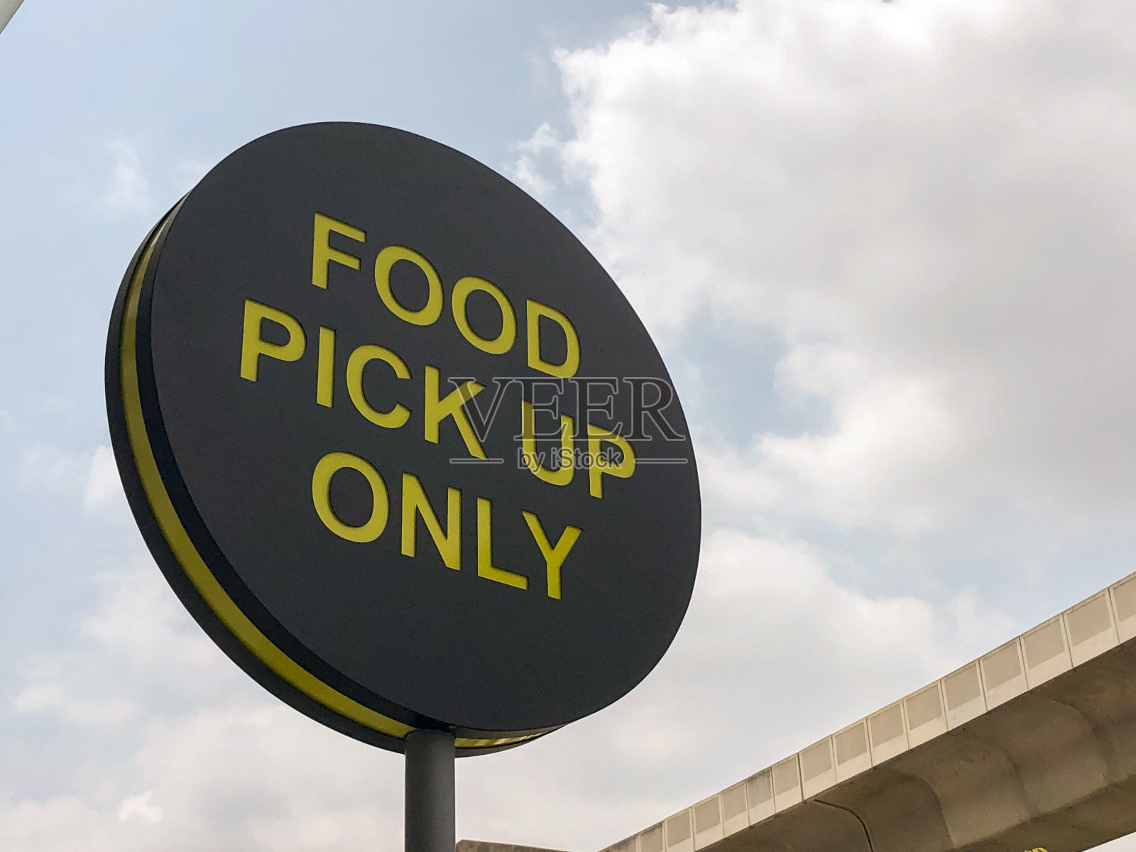 covid-19疫情中的食物拾取站照片摄影图片