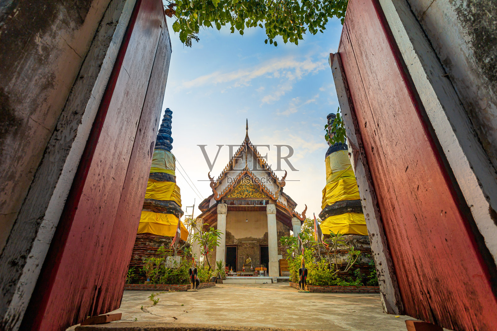 Wat Khok Kham是一个古老的教堂建筑，曾经被拉玛国王参观过。礼拜堂的山墙上有一幅木雕。, Samut Sakhon,泰国照片摄影图片