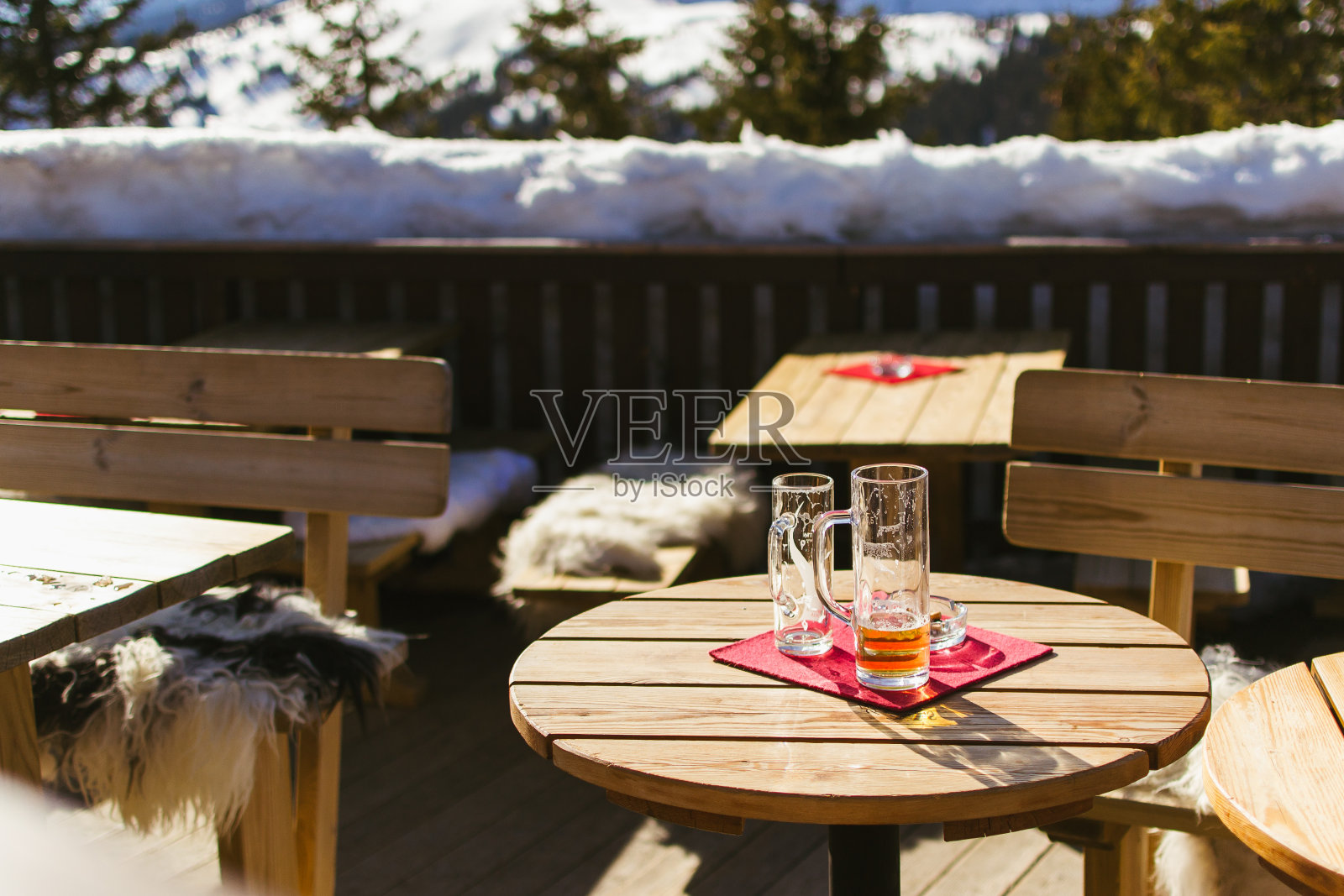 户外餐厅桌上的饮料照片摄影图片