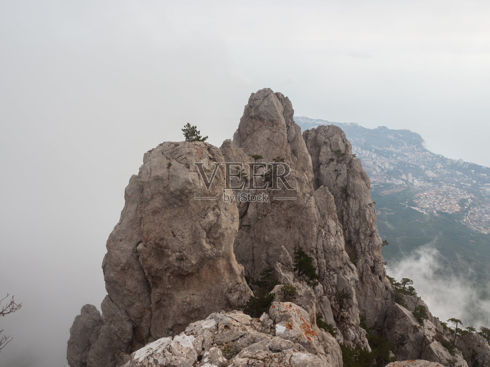 云在岩石峭壁间飘荡。照片摄影图片