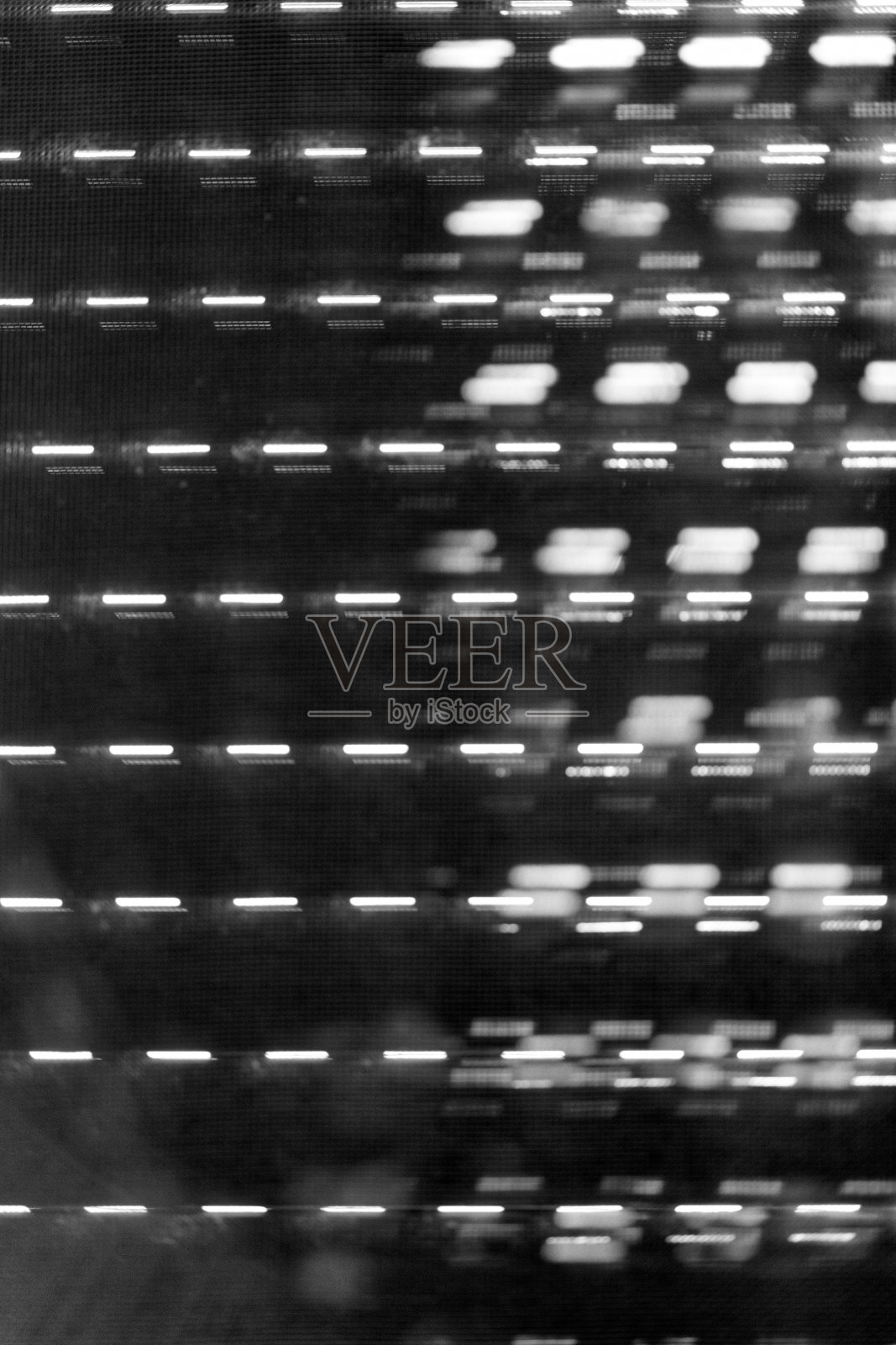 透过虫网及部分封闭的卷帘或卷帘观看照片摄影图片