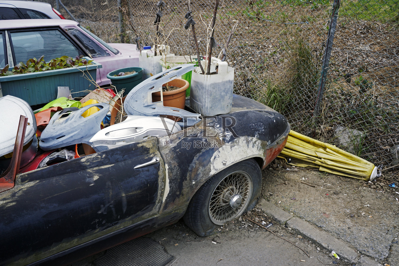 大街上的经典老式废车照片摄影图片