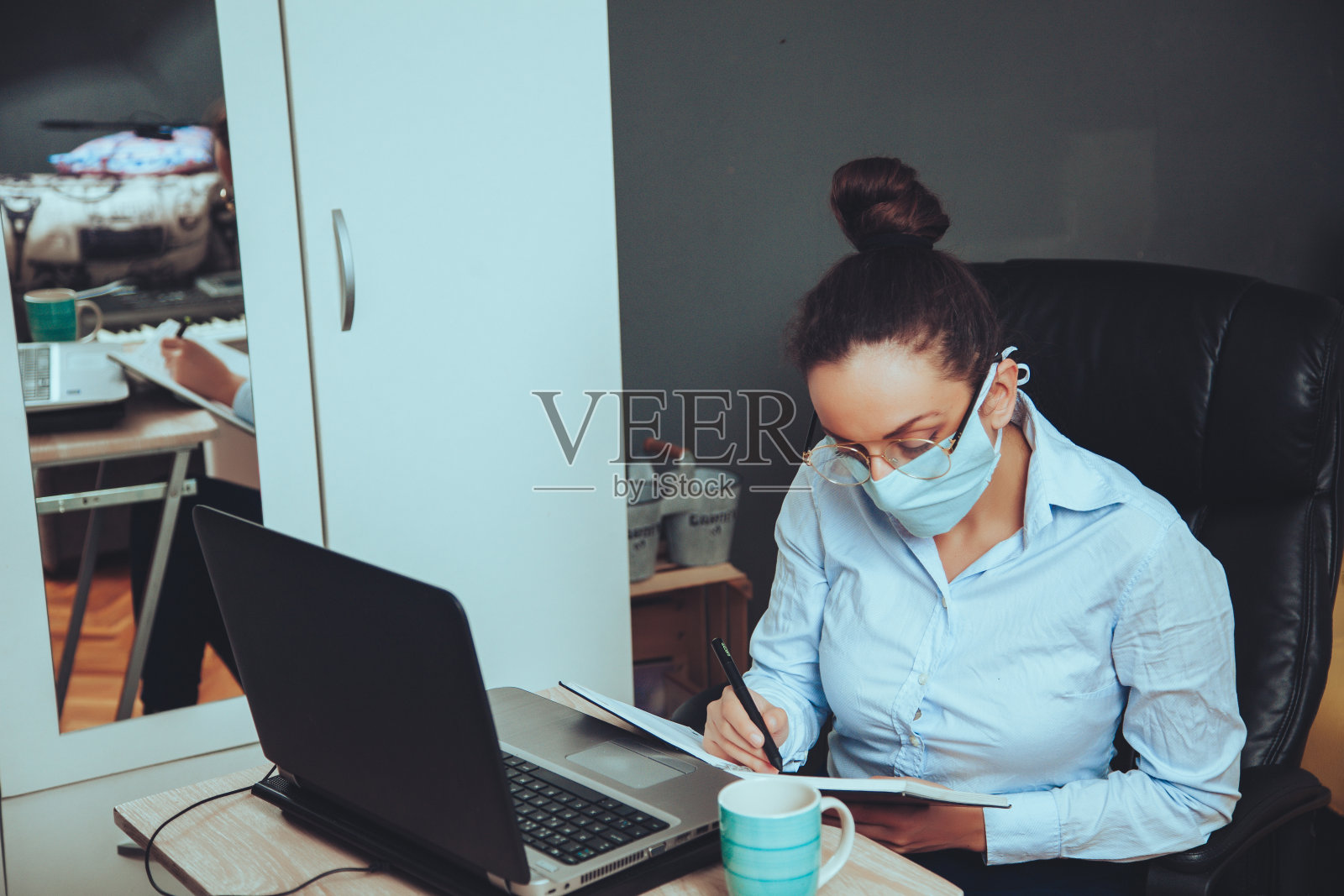 戴面罩的妇女照片摄影图片