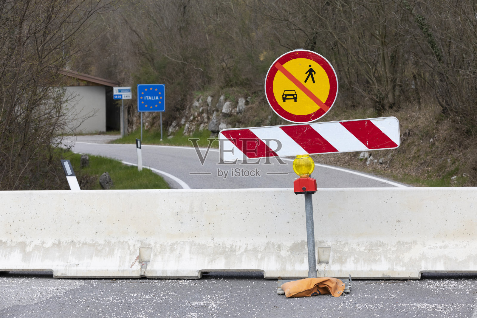 冠状病毒迫使意大利与国际边境设置路障照片摄影图片