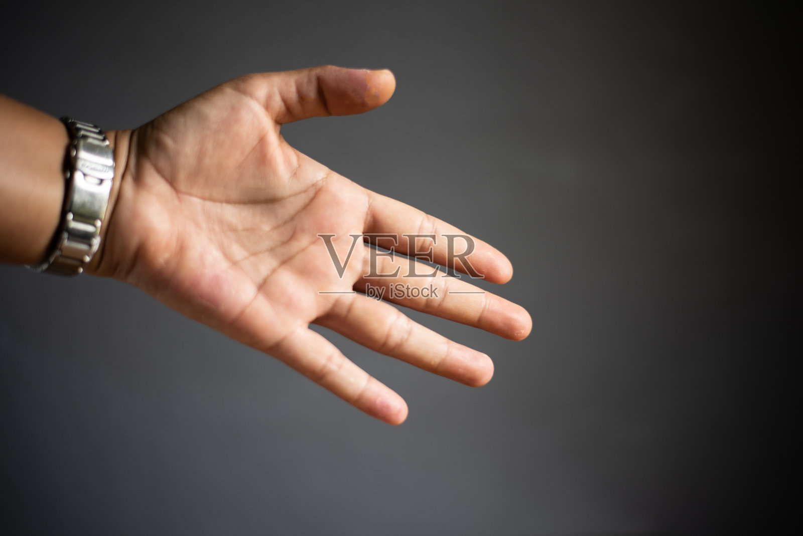 用酒精凝胶靠近手。保护冠状病毒或covid-19概念。照片摄影图片