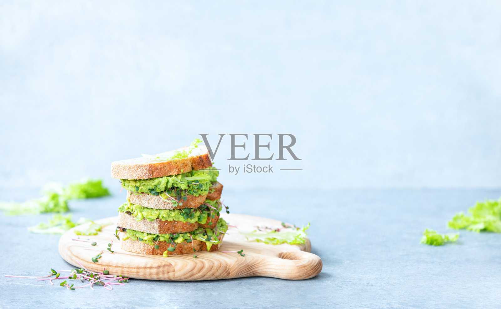 牛油果和绿芽沙拉三明治，健康饮食理念，正面视图照片摄影图片