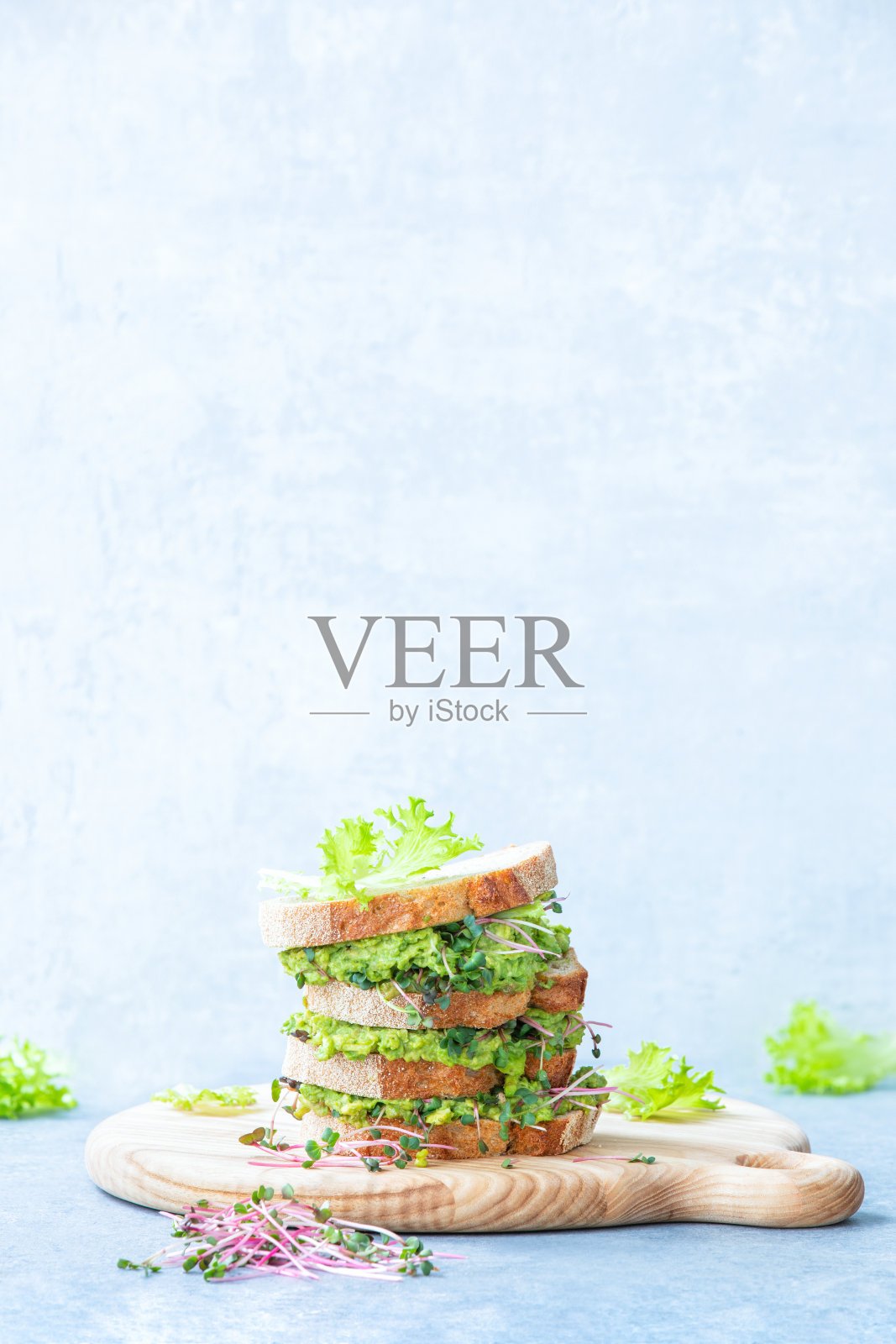 牛油果和绿芽沙拉三明治，健康饮食理念，正面视图照片摄影图片