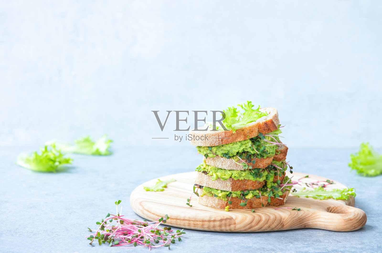 牛油果和绿芽沙拉三明治，健康饮食理念，正面视图照片摄影图片