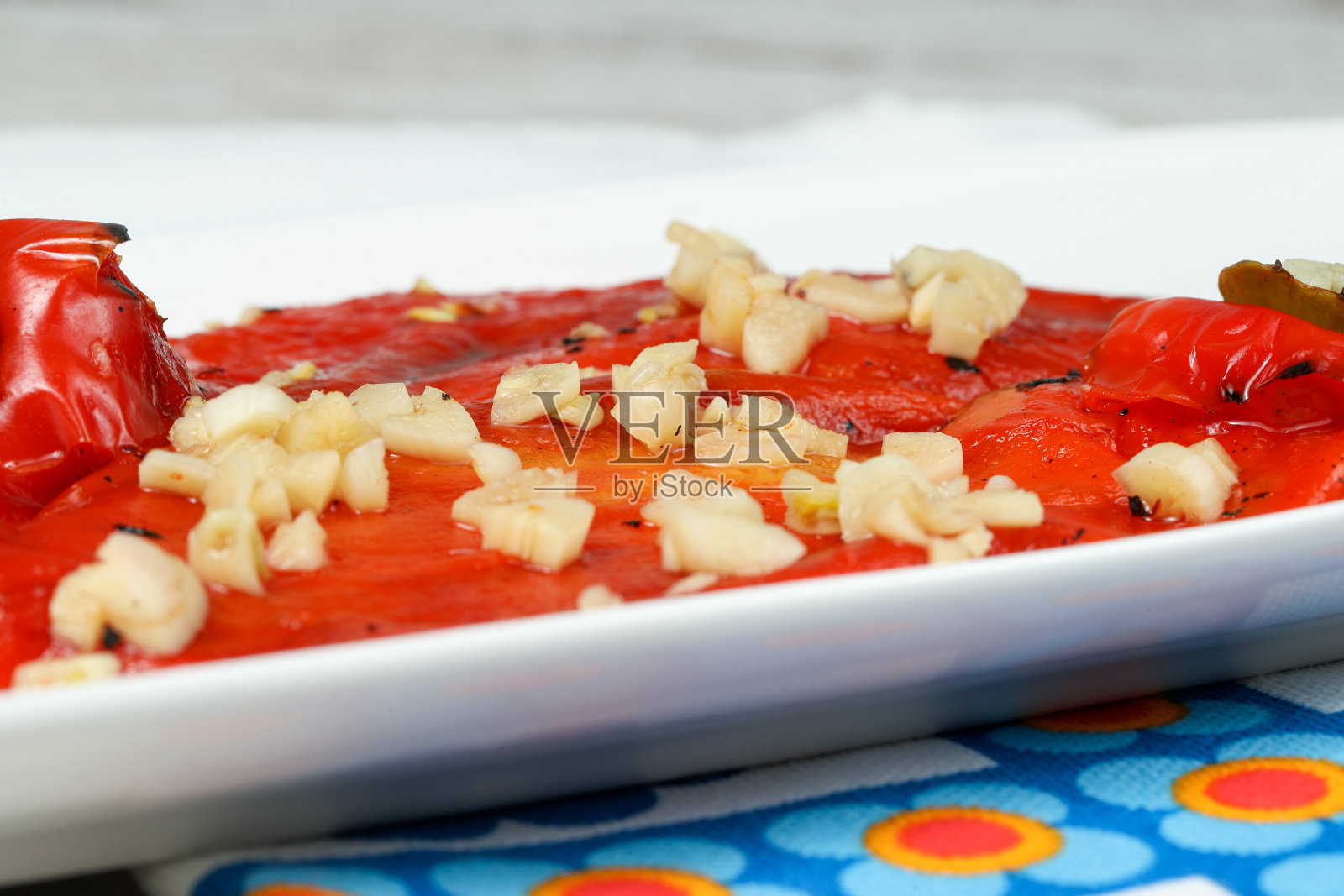 烤红辣椒配洋葱。塞尔维亚的沙拉照片摄影图片