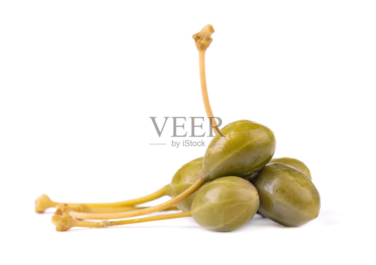 在白色背景上孤立的酸豆。腌酸豆。酸豆罐头照片摄影图片