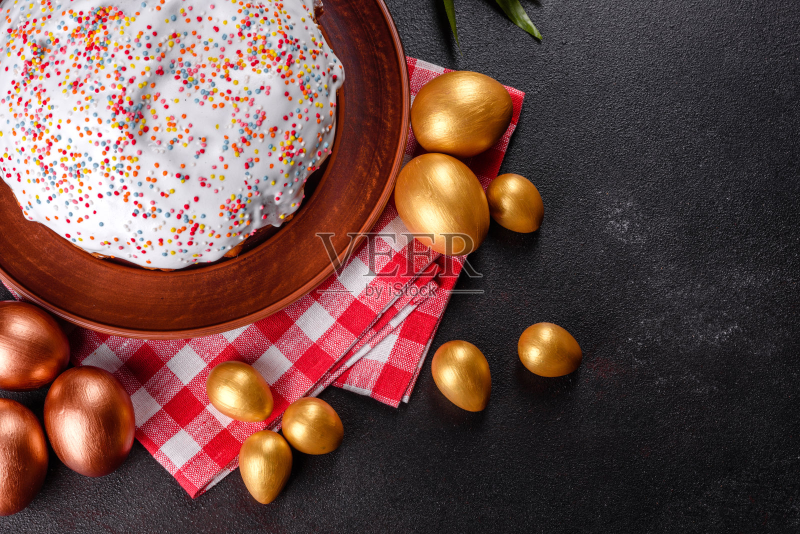 复活节彩蛋金色、青铜和复活节蛋糕在黑暗的背景上照片摄影图片