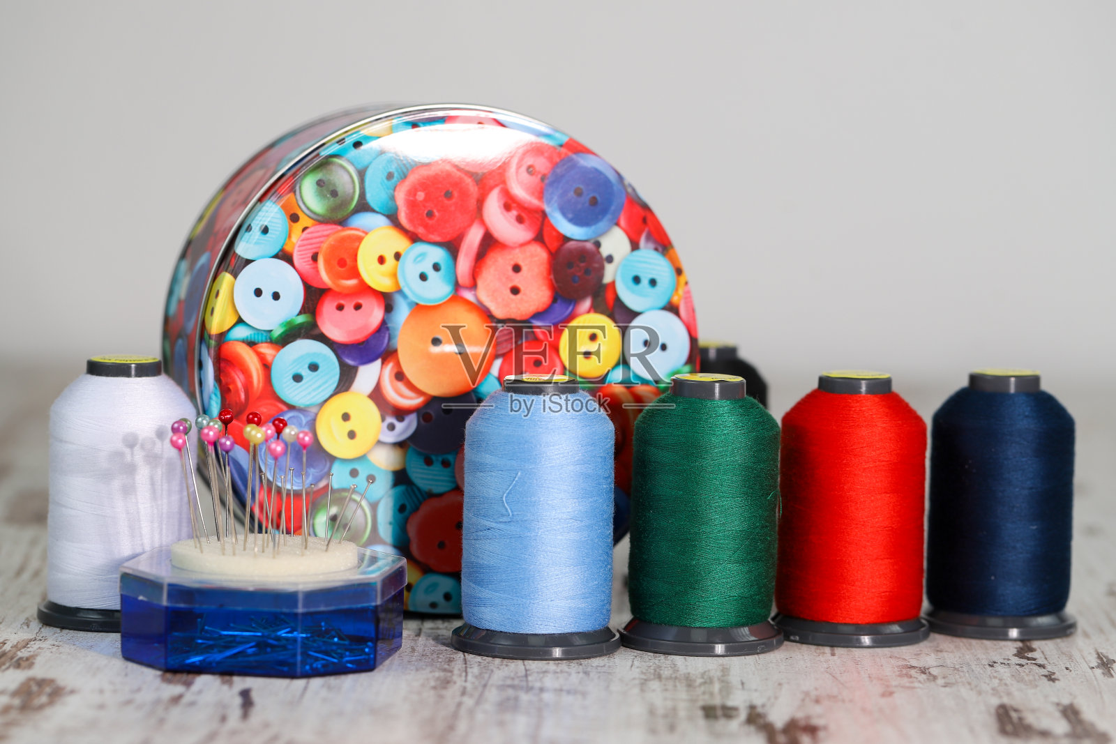 线轴上五颜六色的缝纫线照片摄影图片