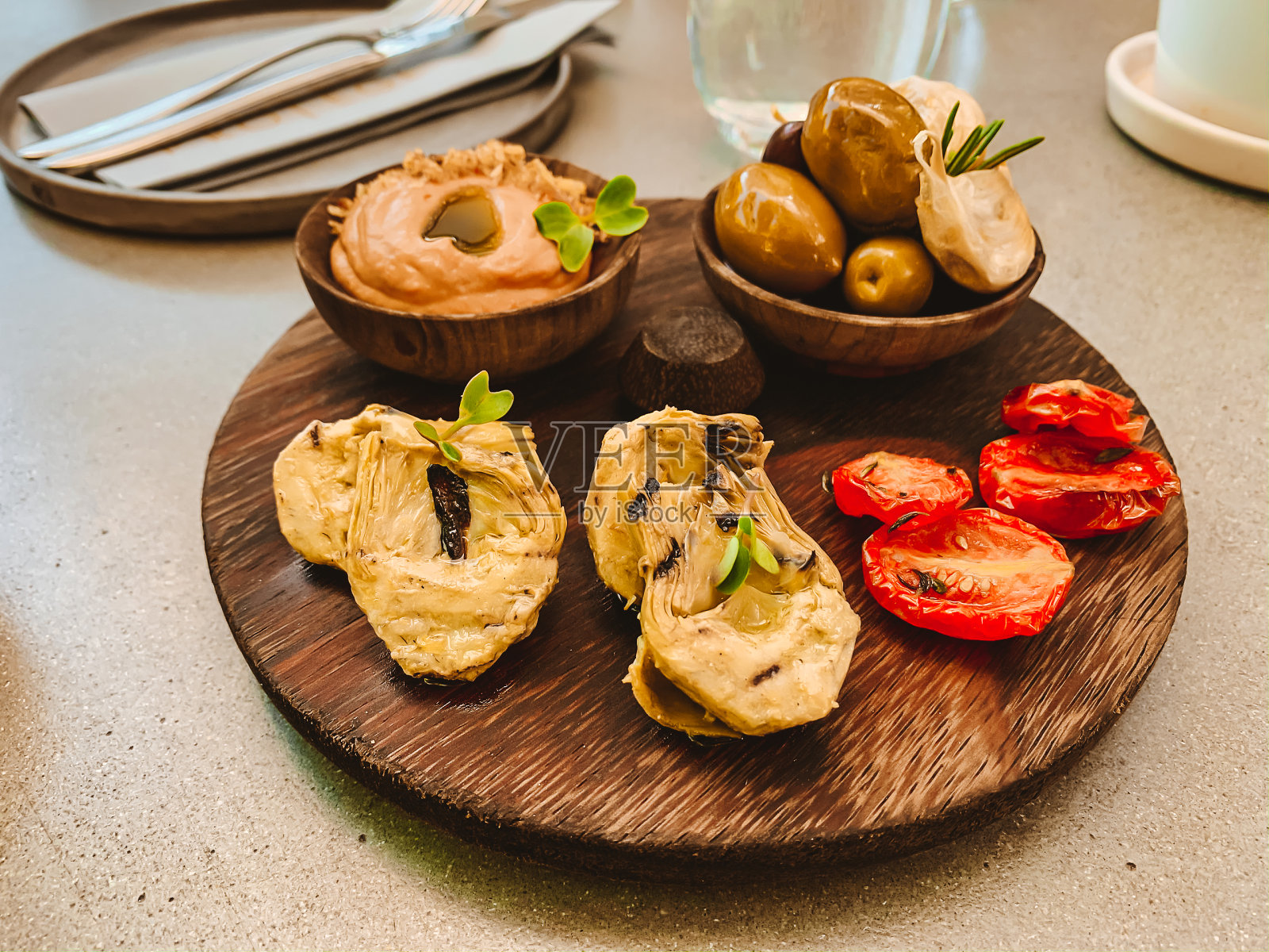 南非开普敦的高级素食美食——烟熏西红柿豆腐黄油配烤洋蓟和大蒜照片摄影图片