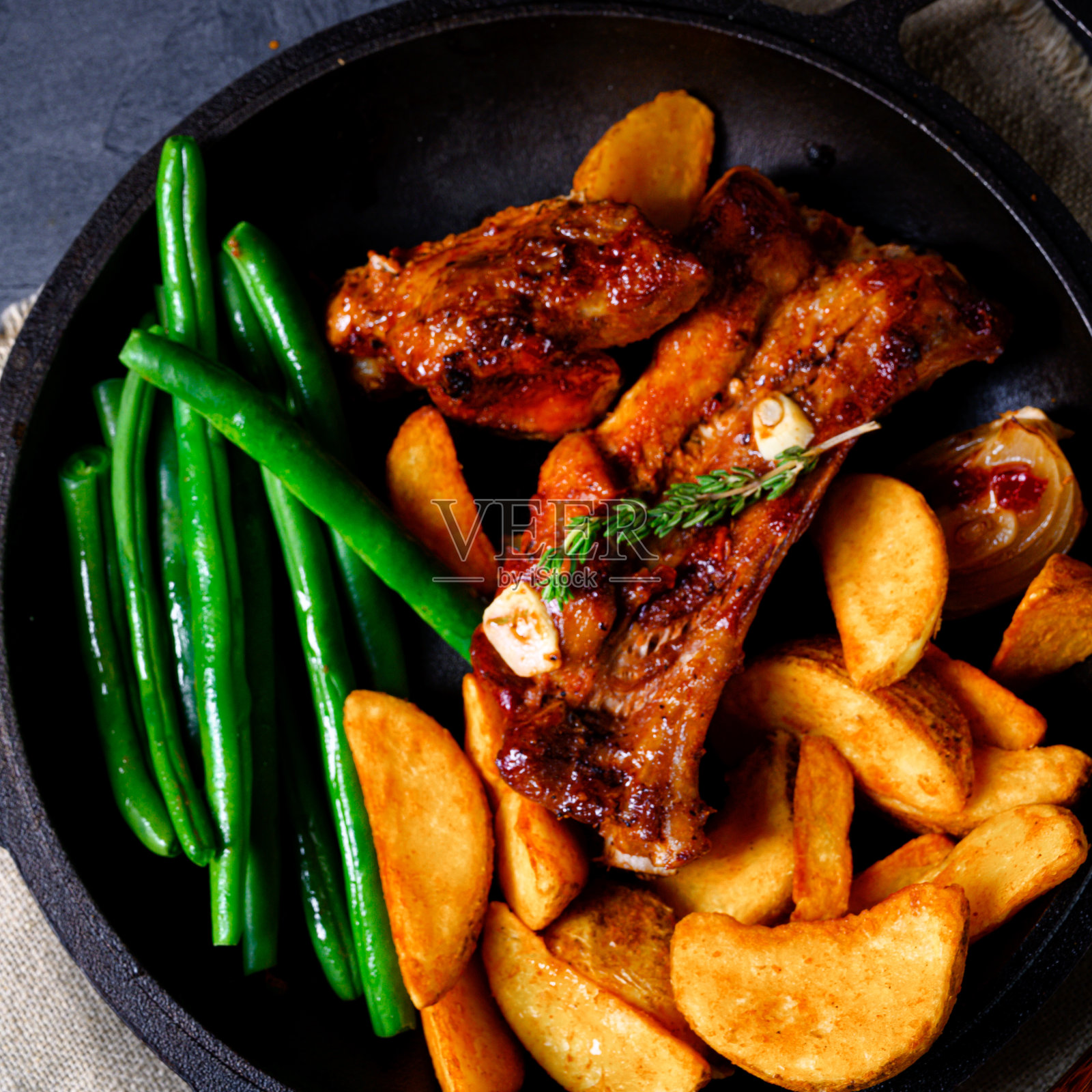 猪肋排配豆子和四分之一土豆照片摄影图片