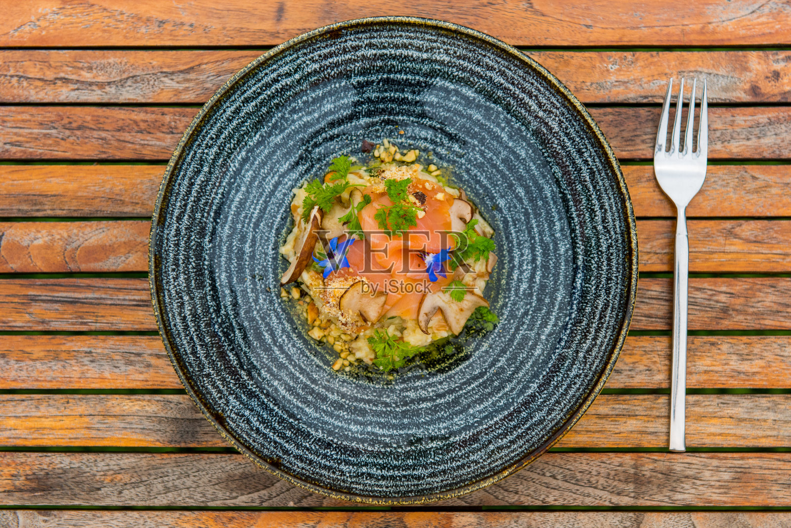 野生烟熏鲑鱼配自制蘑菇调味饭。照片摄影图片