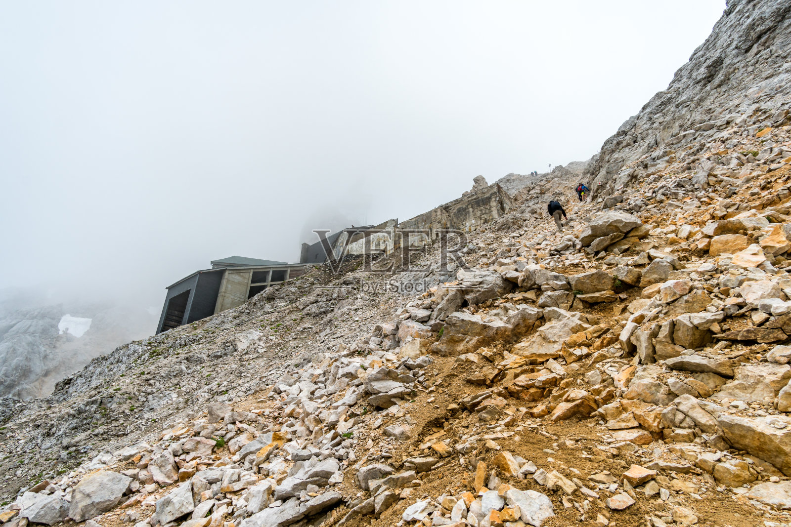 美丽的徒步旅行和攀登Zugspitze附近的埃尔瓦尔德和艾比西，德国最高的山照片摄影图片