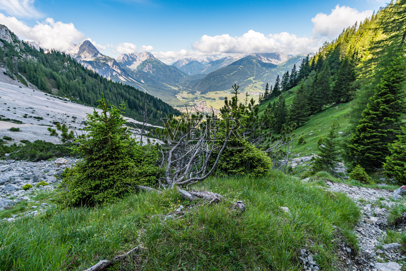 美丽的徒步旅行和攀登Zugspitze附近的埃尔瓦尔德和艾比西，德国最高的山照片摄影图片