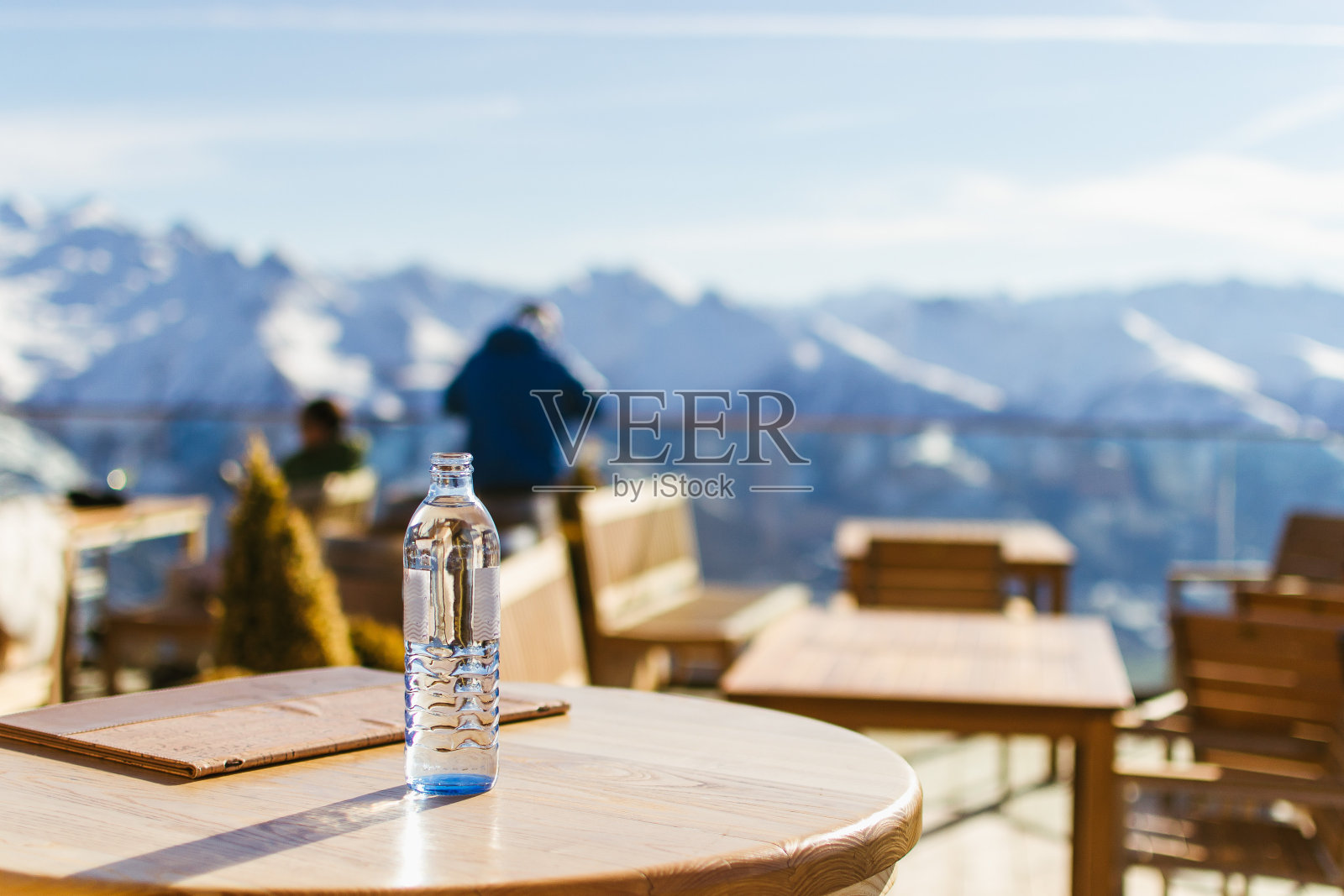 山间餐厅桌上的一瓶水照片摄影图片