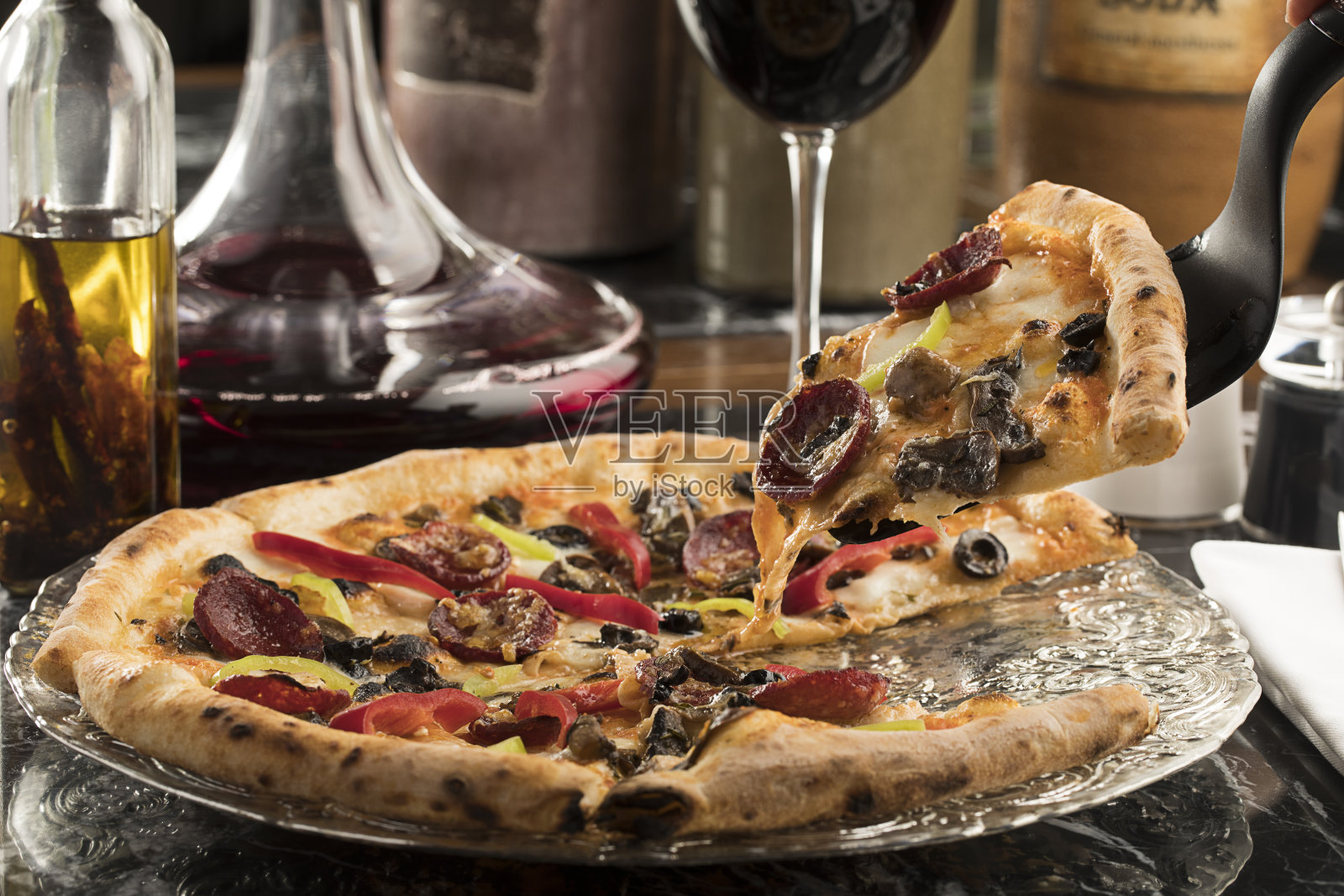 新鲜切片什锦披萨照片摄影图片