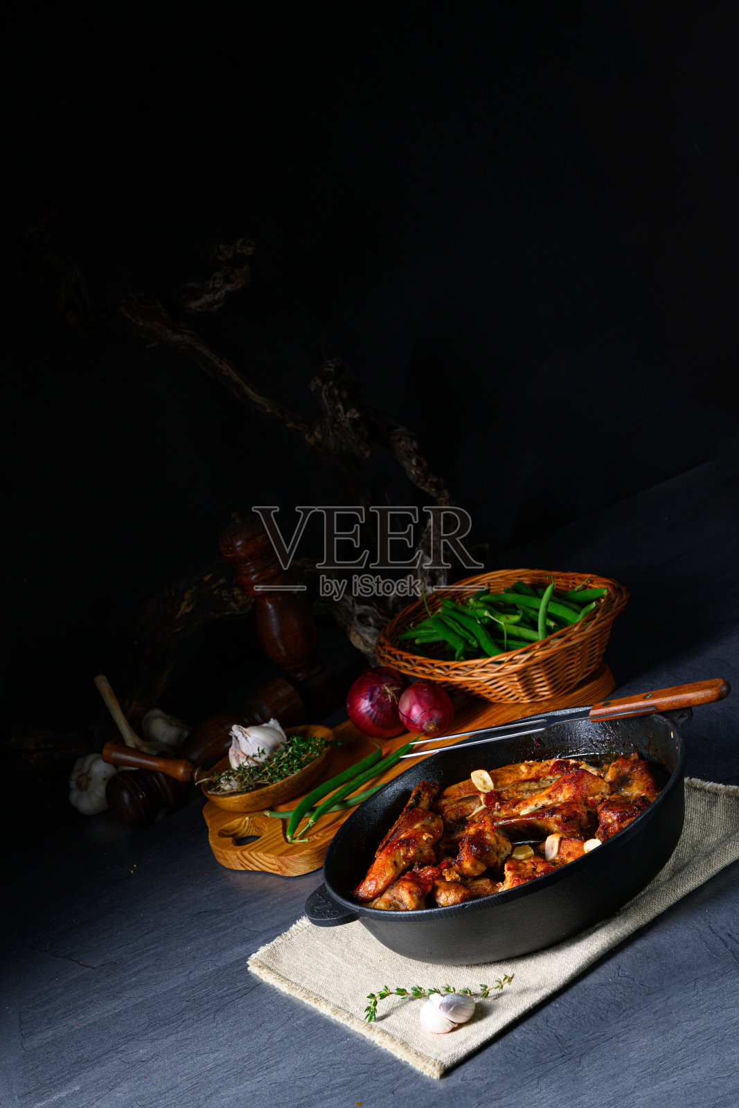 香辣排骨配蒜蓉烧烤酱照片摄影图片