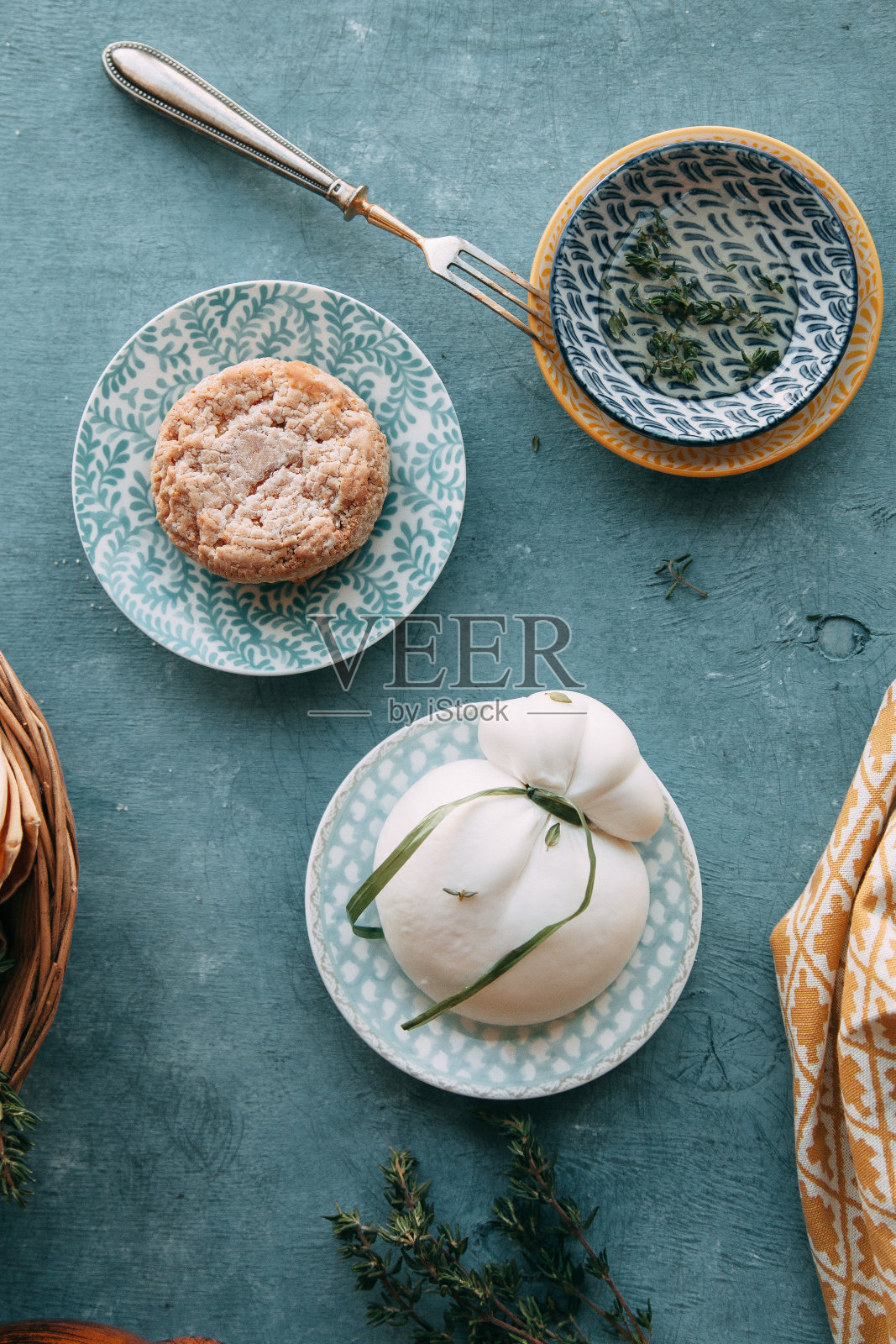 盘子里的马苏里拉奶酪。奶酪和橄榄油的成分。照片摄影图片