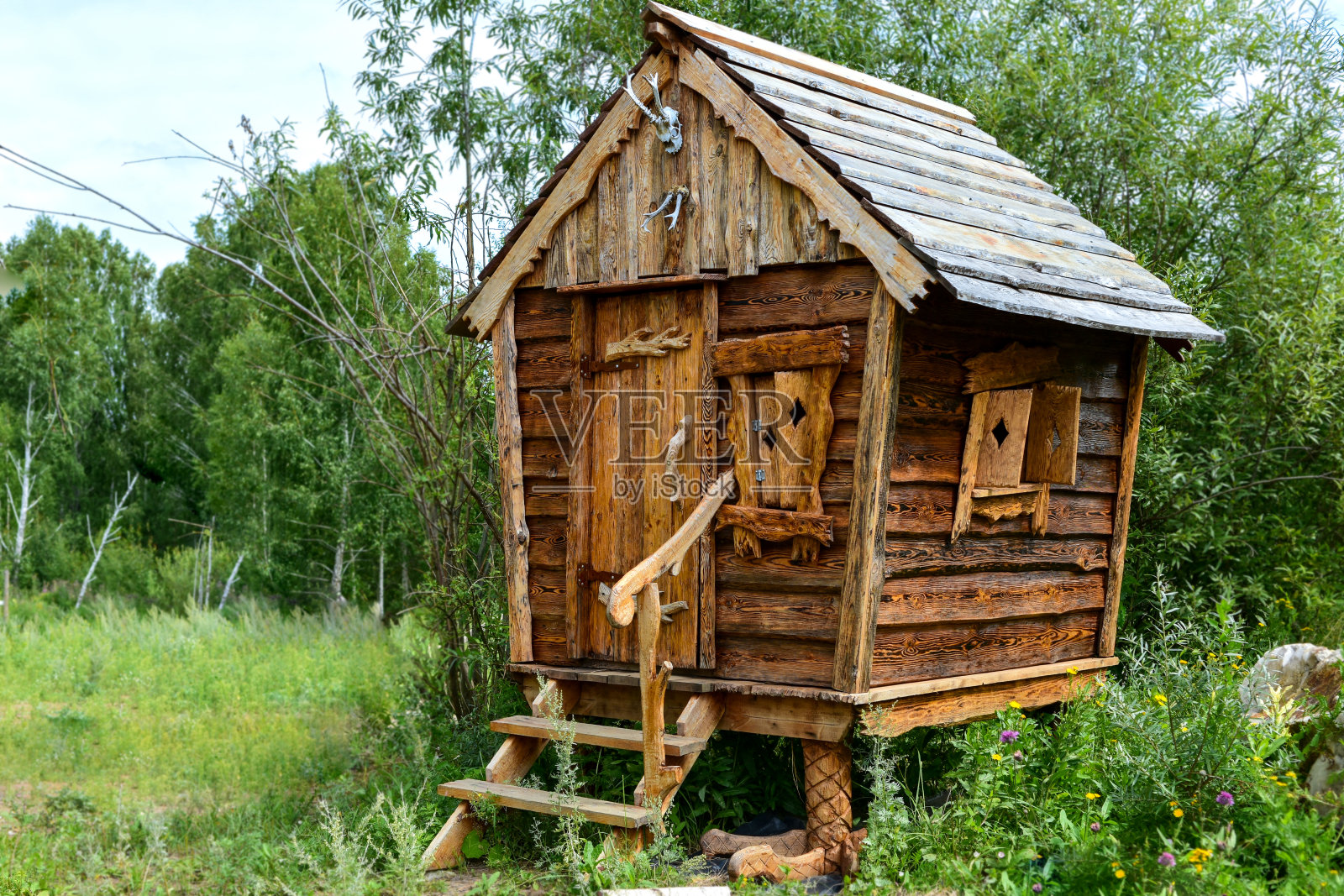 棚屋站在鸡腿上。木房子仙女奶奶Yaga照片摄影图片
