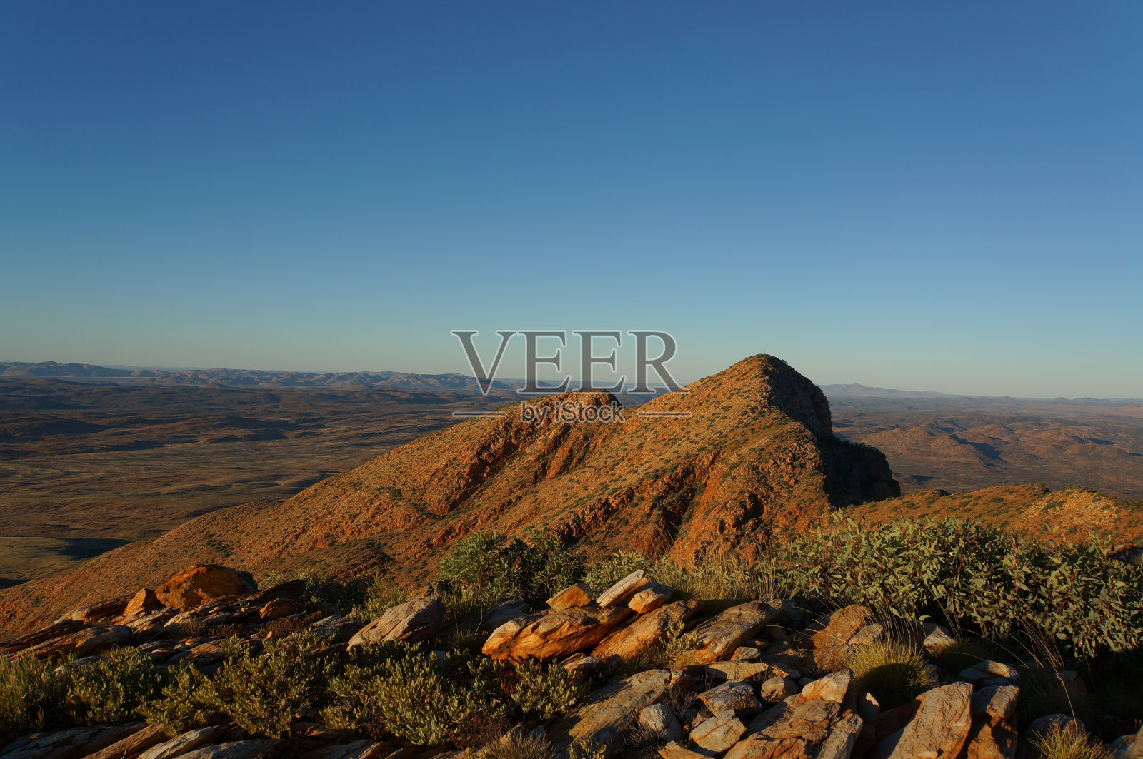 从澳大利亚西麦克唐奈国家公园爱丽丝斯普林斯外的松德山山顶眺望日落照片摄影图片