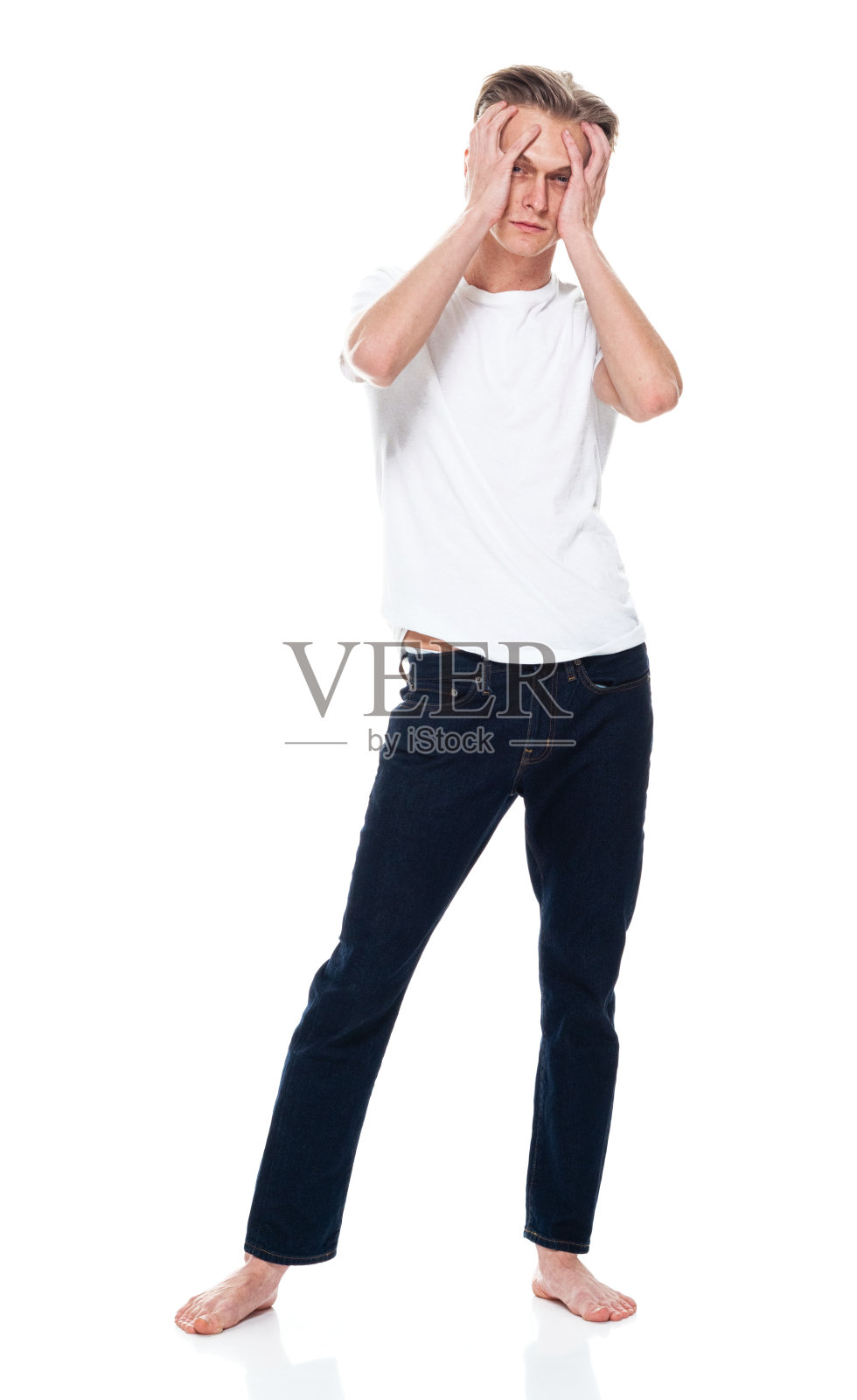 白人男性穿着t恤站在白色背景前照片摄影图片