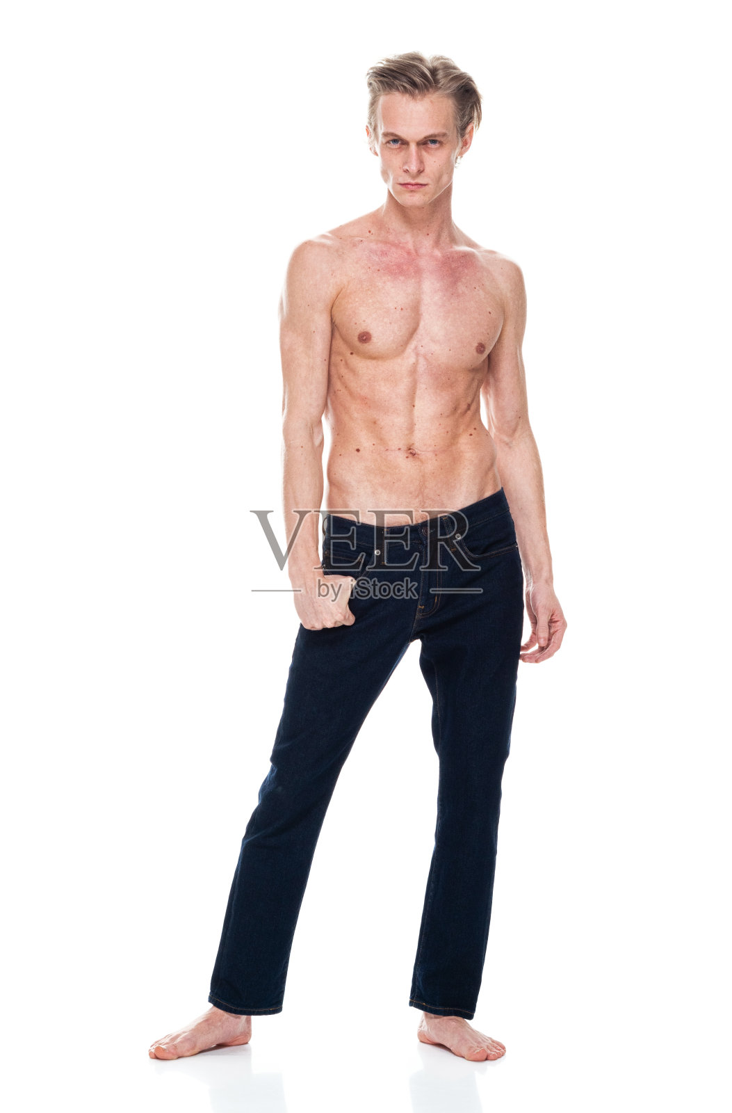 白人男性穿着牛仔裤站在白色背景前照片摄影图片