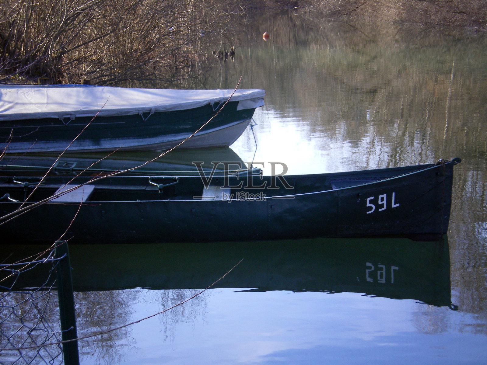 水上的两只船照片摄影图片