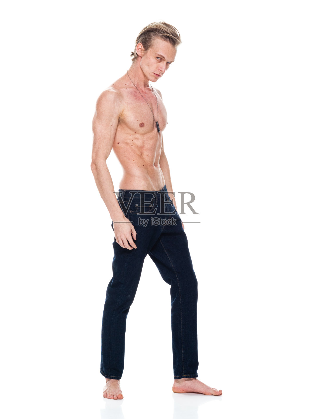 白人年轻男子站在白色背景前，戴着狗牌照片摄影图片