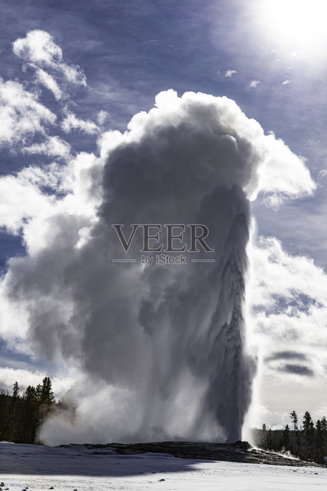 老忠实间歇泉在黄石国家公园的上间歇泉盆地在冬天带有蒸汽。照片摄影图片