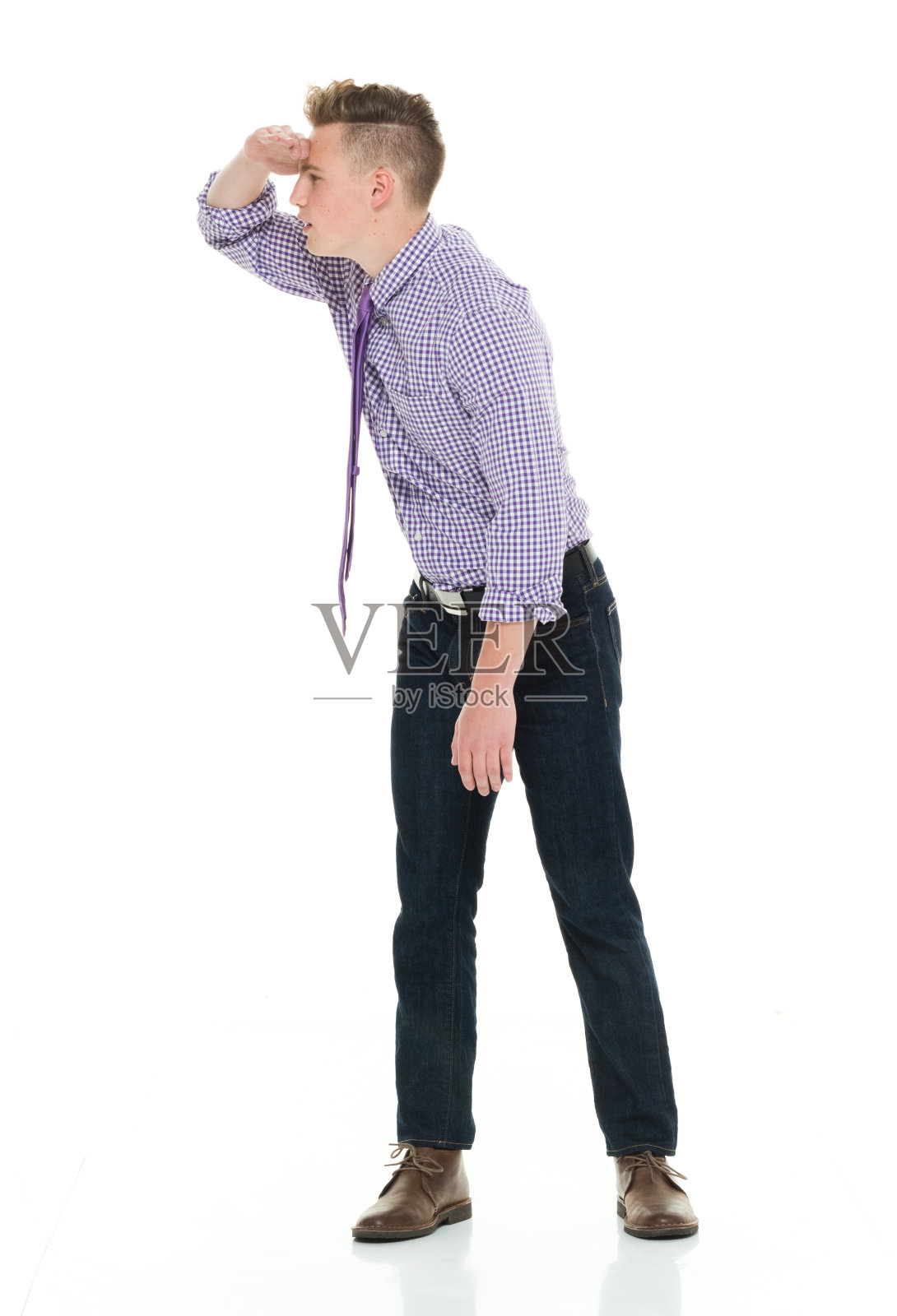 年轻白人商人站立白色背景前穿着商务休闲装照片摄影图片