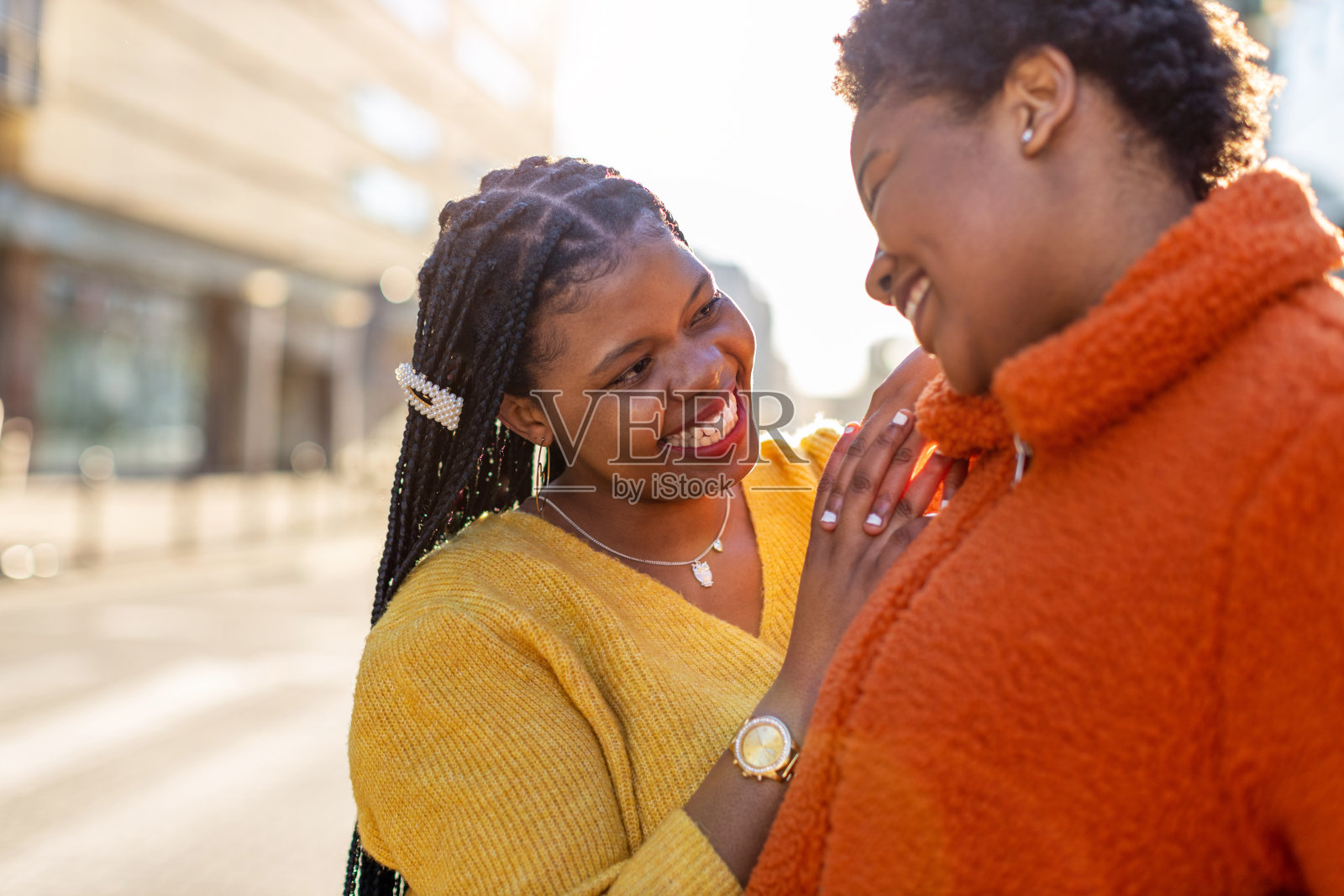 两个美丽的美国黑人女人一起在城市里玩照片摄影图片