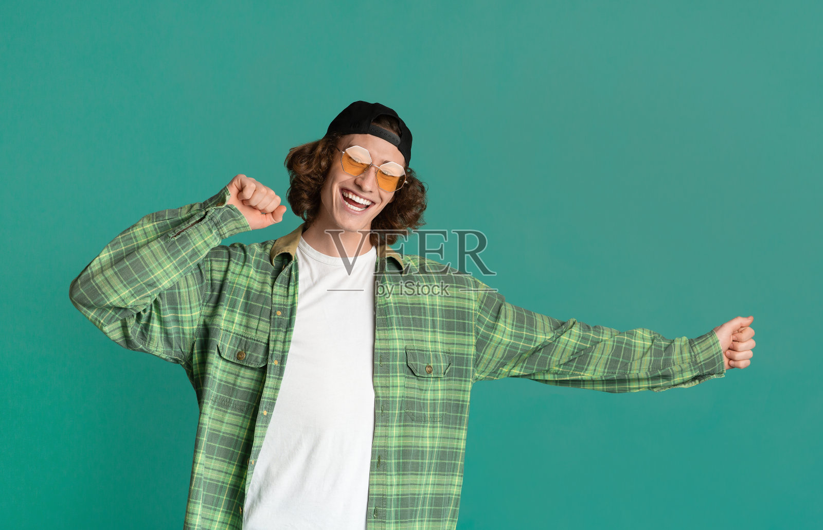 穿着休闲装的快乐年轻人，背景为蓝绿色照片摄影图片