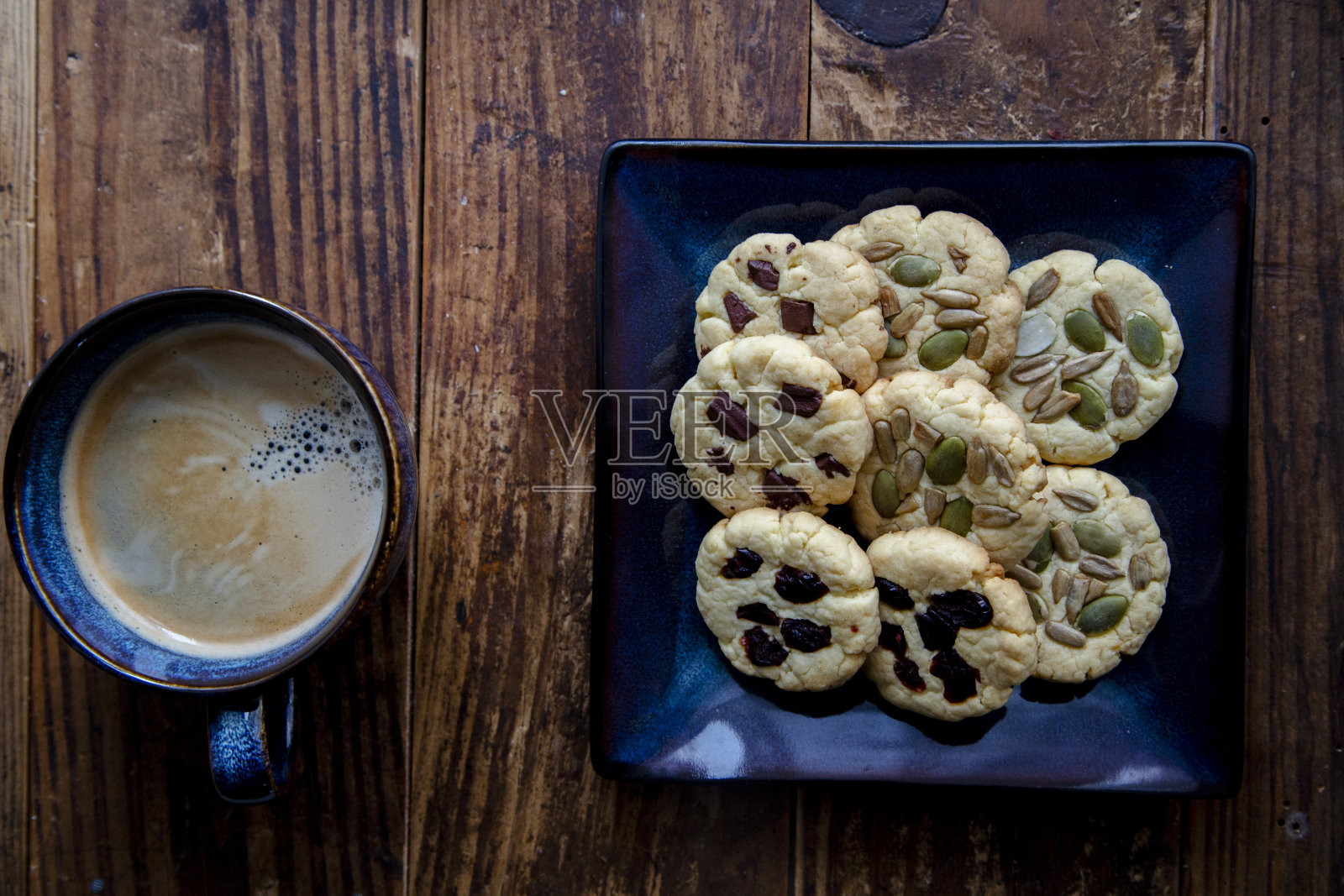 在家烤饼干和喝咖啡照片摄影图片