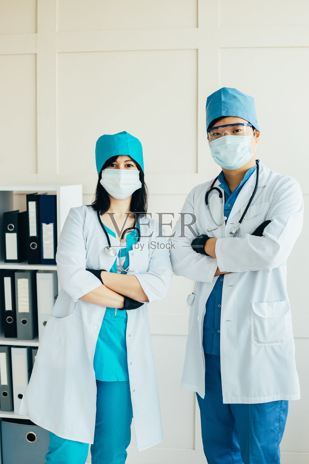 戴着医用口罩和穿着制服的亚洲医生照片摄影图片