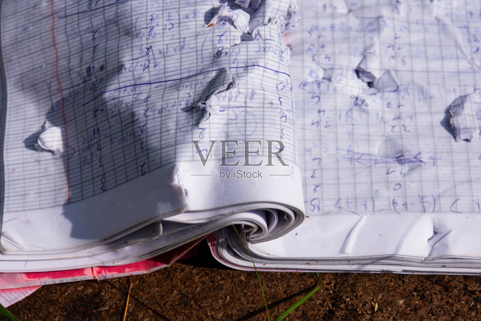 废弃的学校练习本照片摄影图片