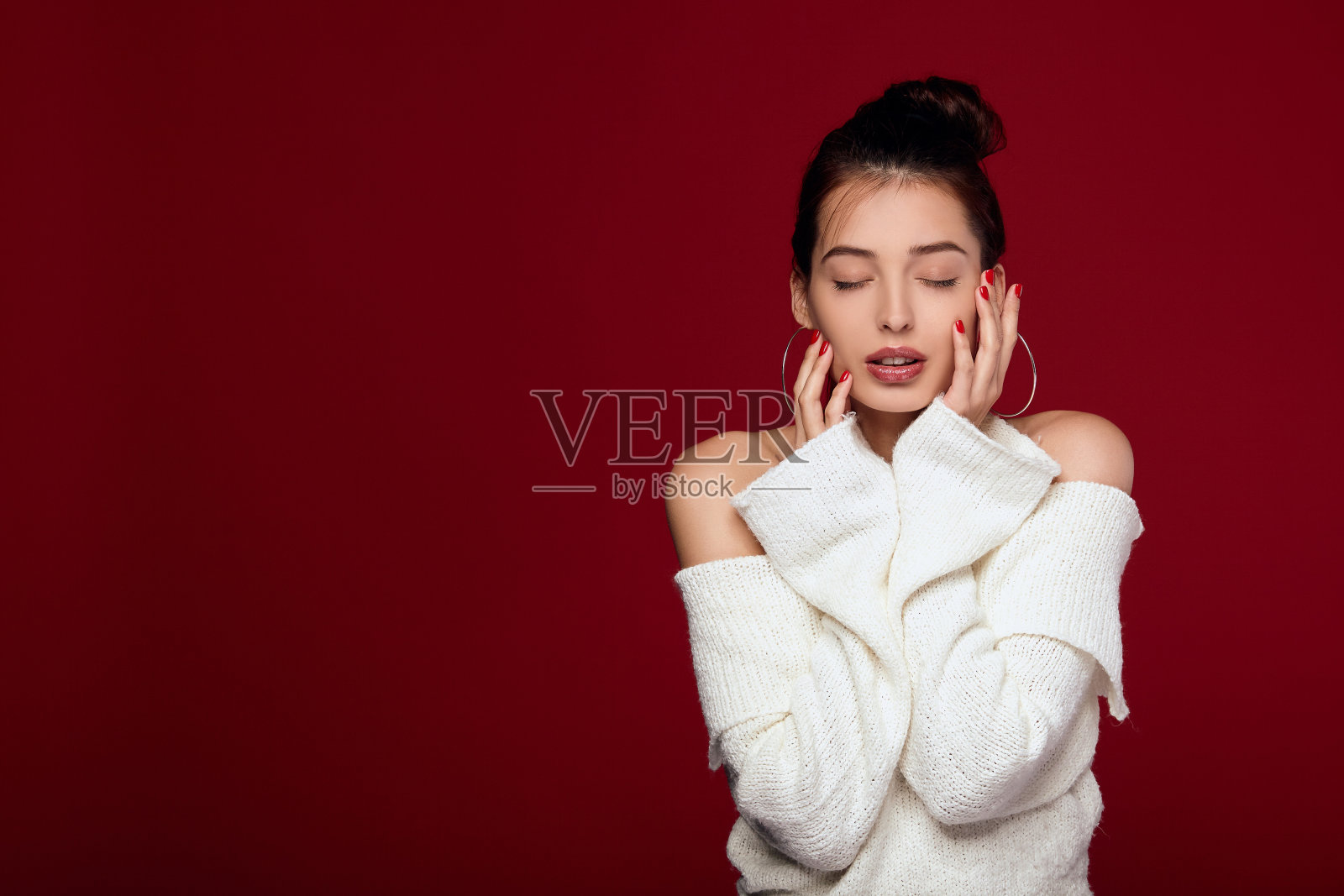 红色背景上的一位可爱的年轻白人女士。照片摄影图片