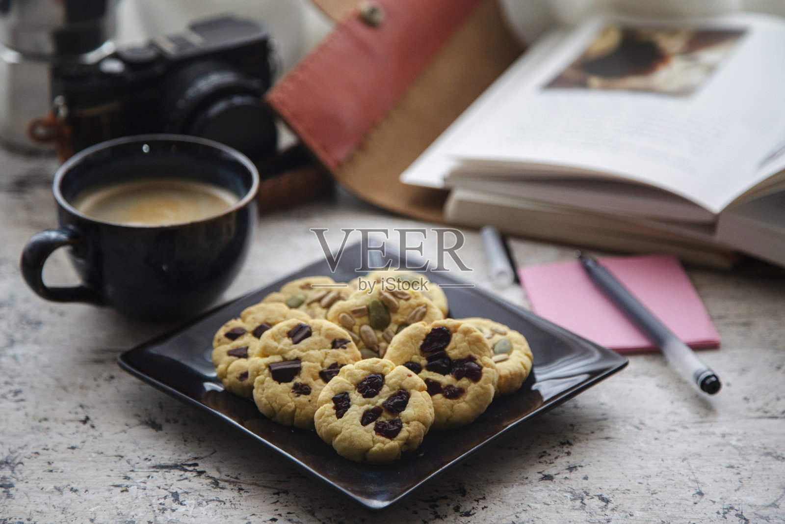 在家烤饼干和喝咖啡照片摄影图片