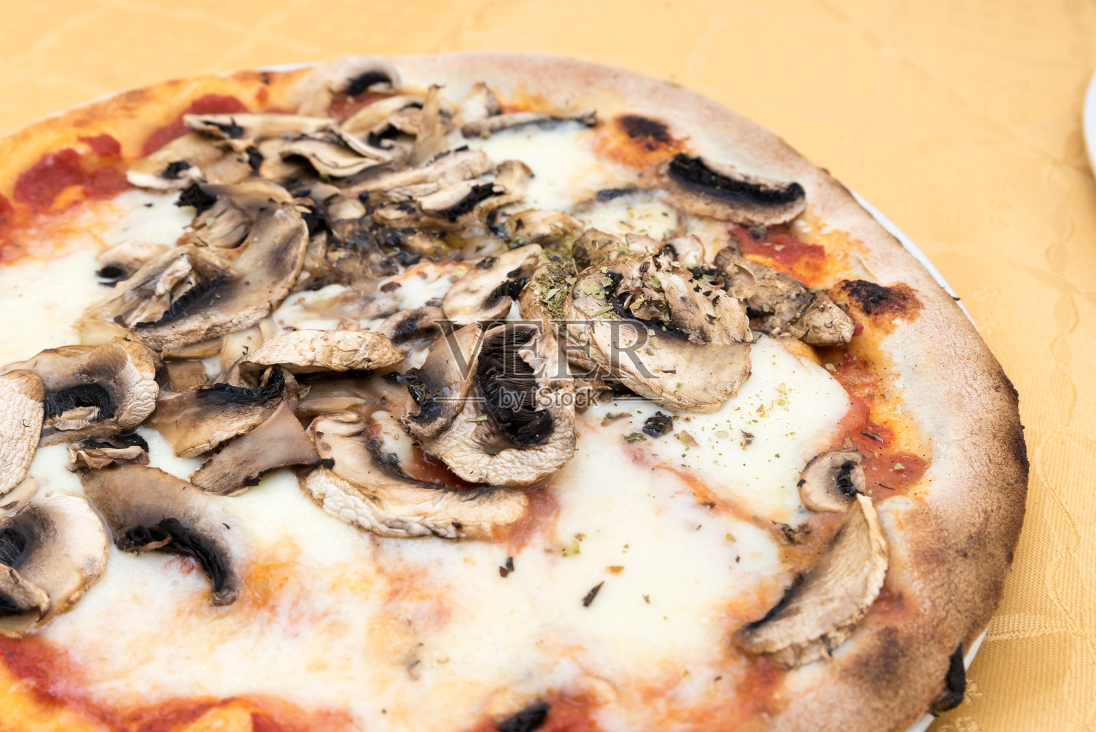 与蘑菇披萨照片摄影图片