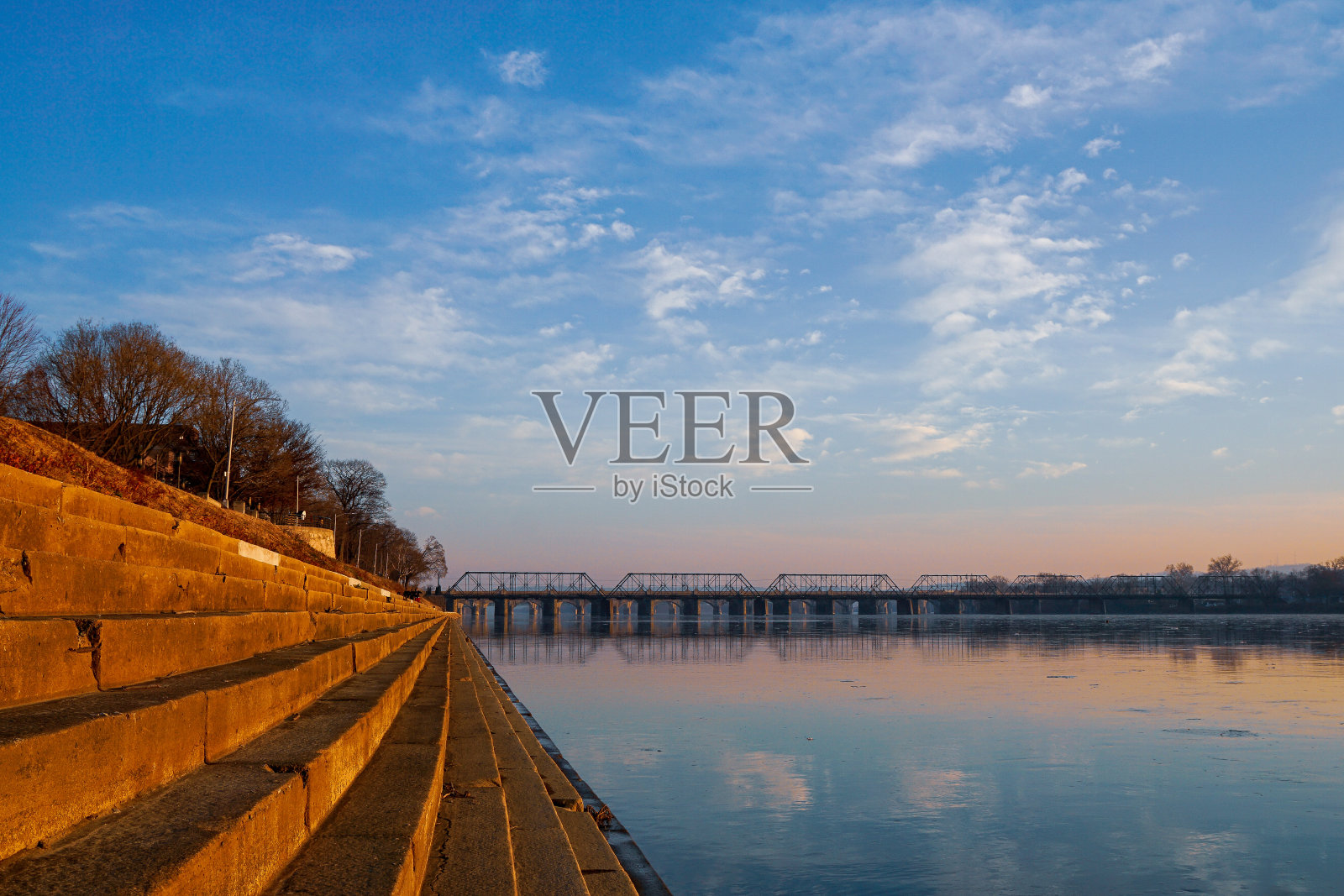 桥在日落时分照片摄影图片