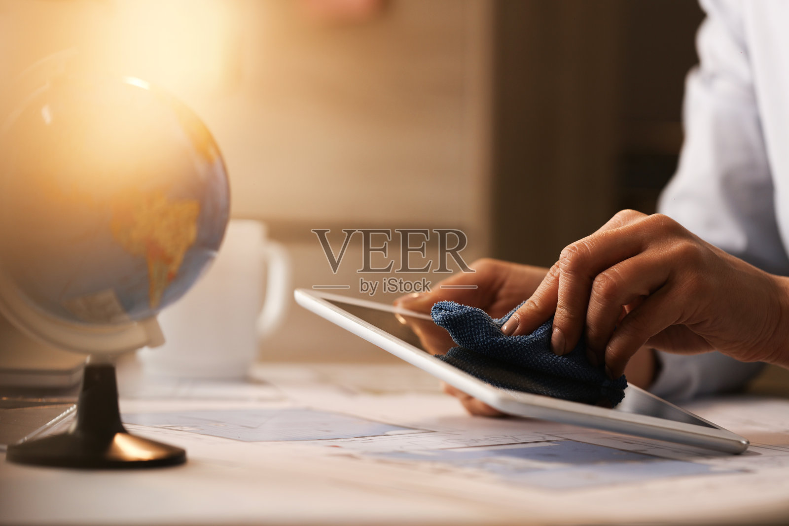 商务女性在办公室清洁触摸板屏幕特写照片摄影图片