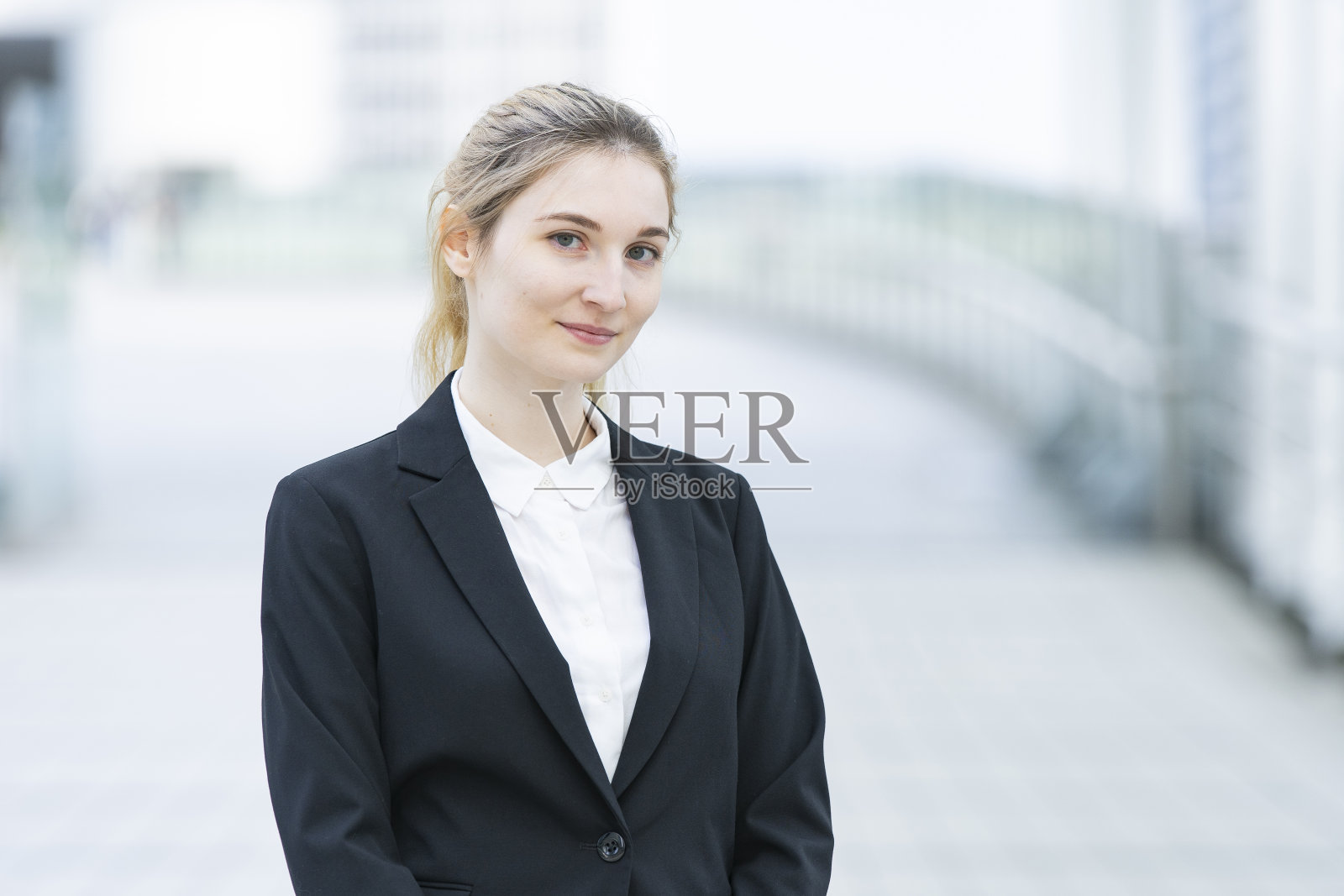 户外微笑的职业女性照片摄影图片